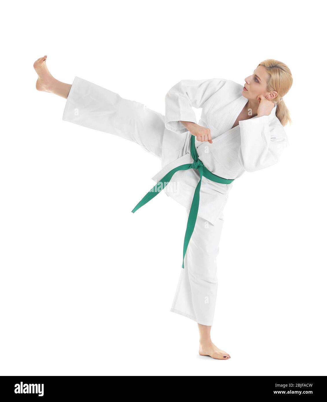 Giovane donna sportiva pratica arti marziali su sfondo bianco Foto Stock