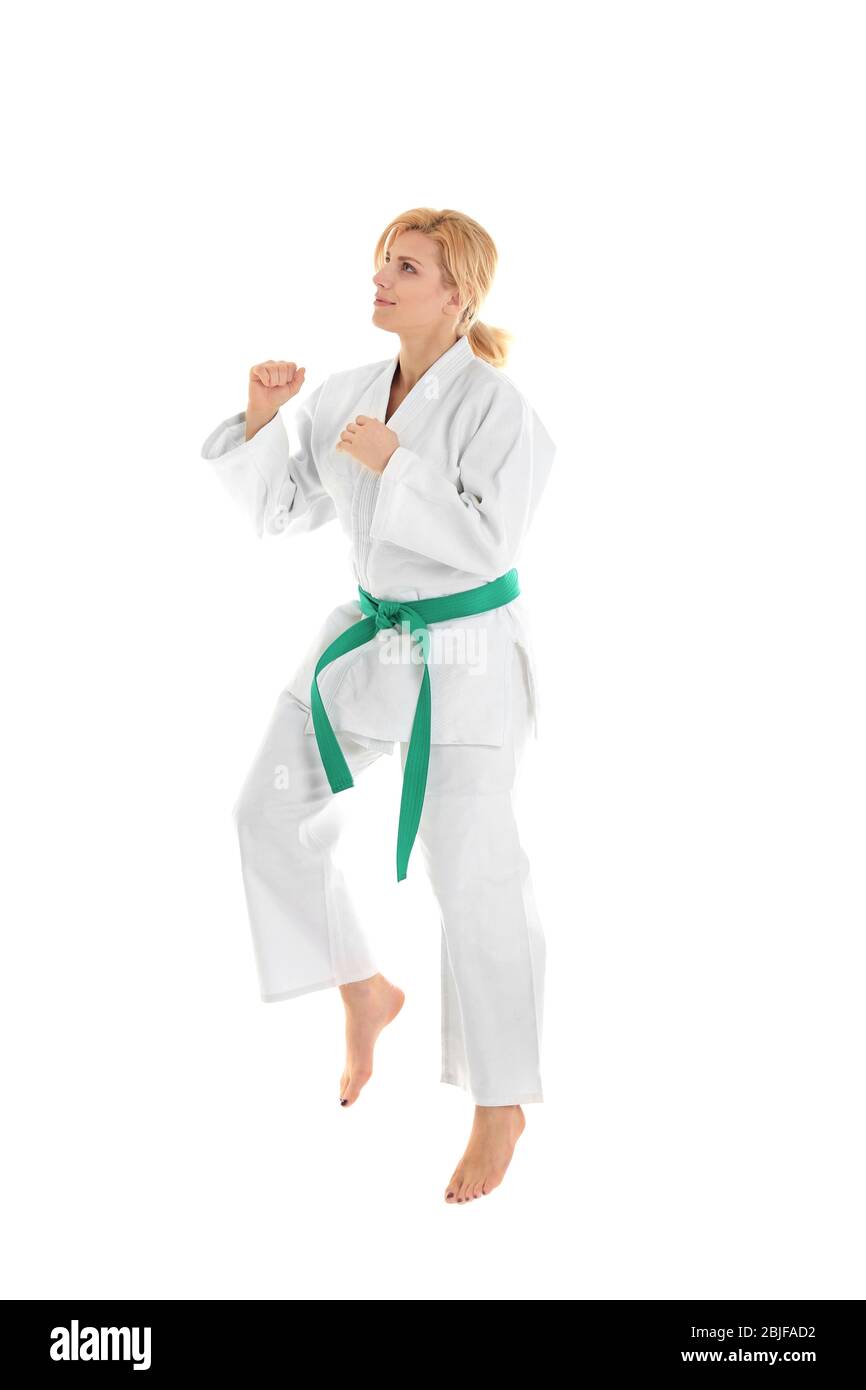 Giovane donna sportiva pratica arti marziali su sfondo bianco Foto Stock