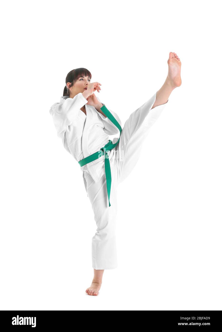Giovane donna sportiva pratica arti marziali su sfondo bianco Foto Stock