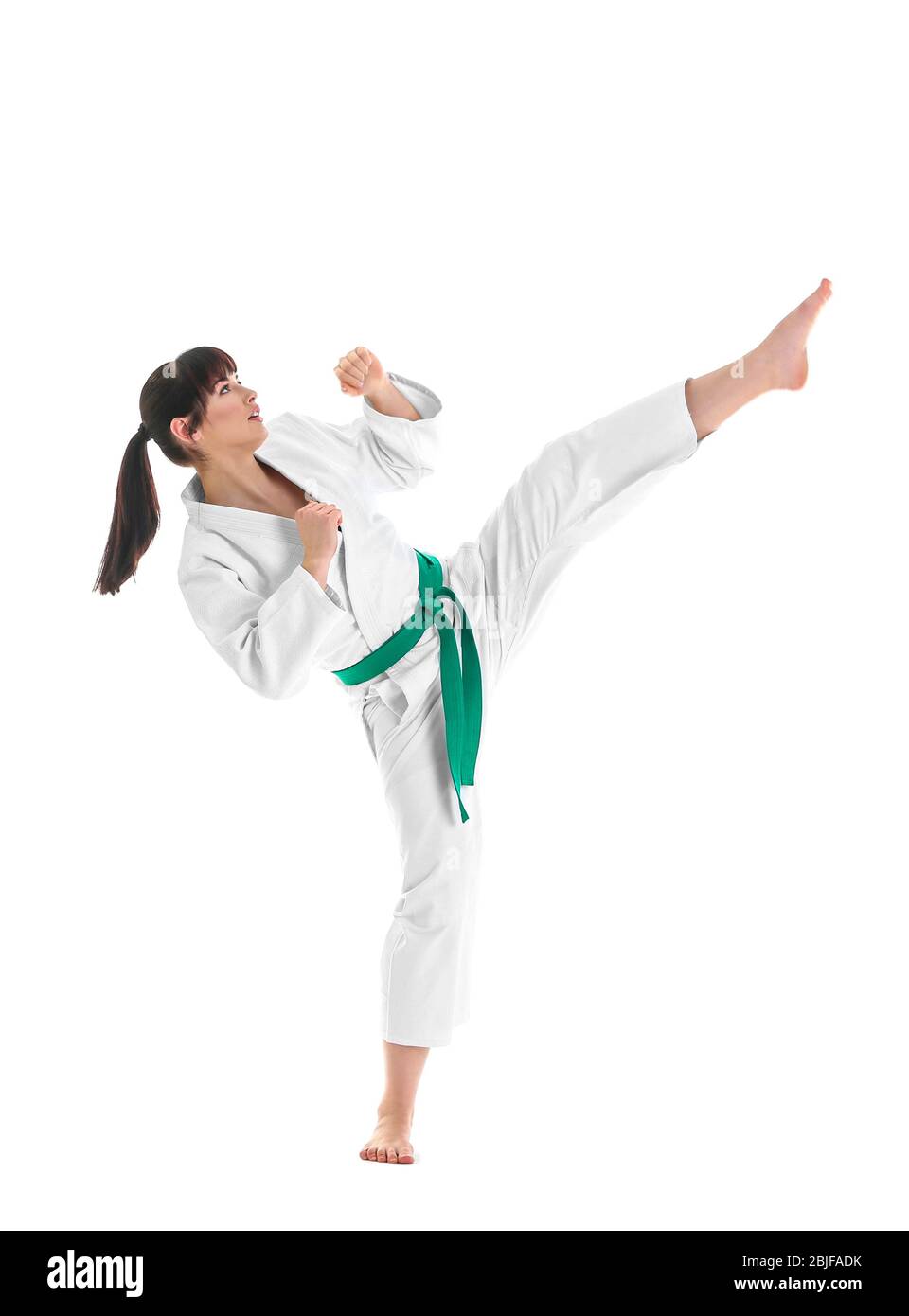 Giovane donna sportiva pratica arti marziali su sfondo bianco Foto Stock