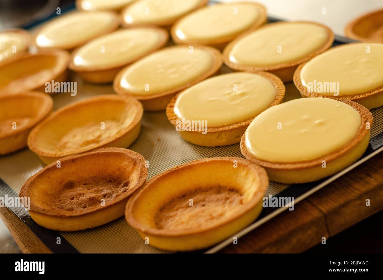 Preparazione della tazzina vuota da parte dello chef in laboratorio di pasticceria Foto Stock