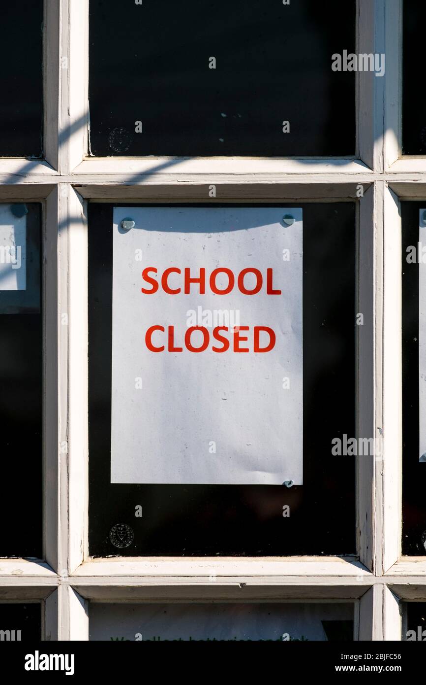 Segno di chiusura della scuola a causa della pandemia del coronavirus. Alla porta di una scuola di villaggio Suffolk, Regno Unito. Foto Stock