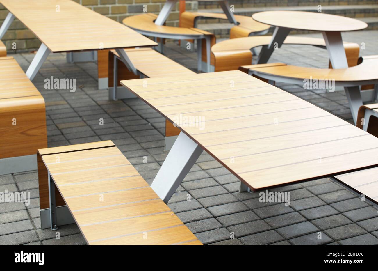 Tavoli e sedie di fast food all'aperto Foto stock - Alamy