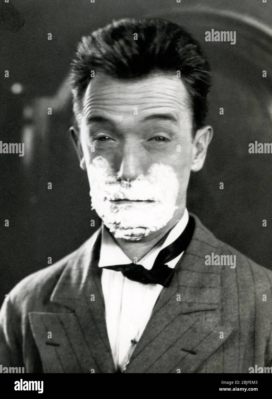 Stan Laurel con crema da barba in scena dal film a fumetti. Foto Stock