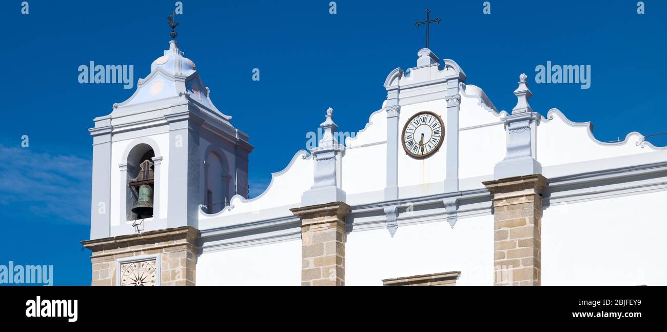 Chiesa di Sant'Antao - Igreja de Santo Antao - con orologio e campanile in Piazza Giraldo - Praca do Giraldo - Evora, Portogallo Foto Stock