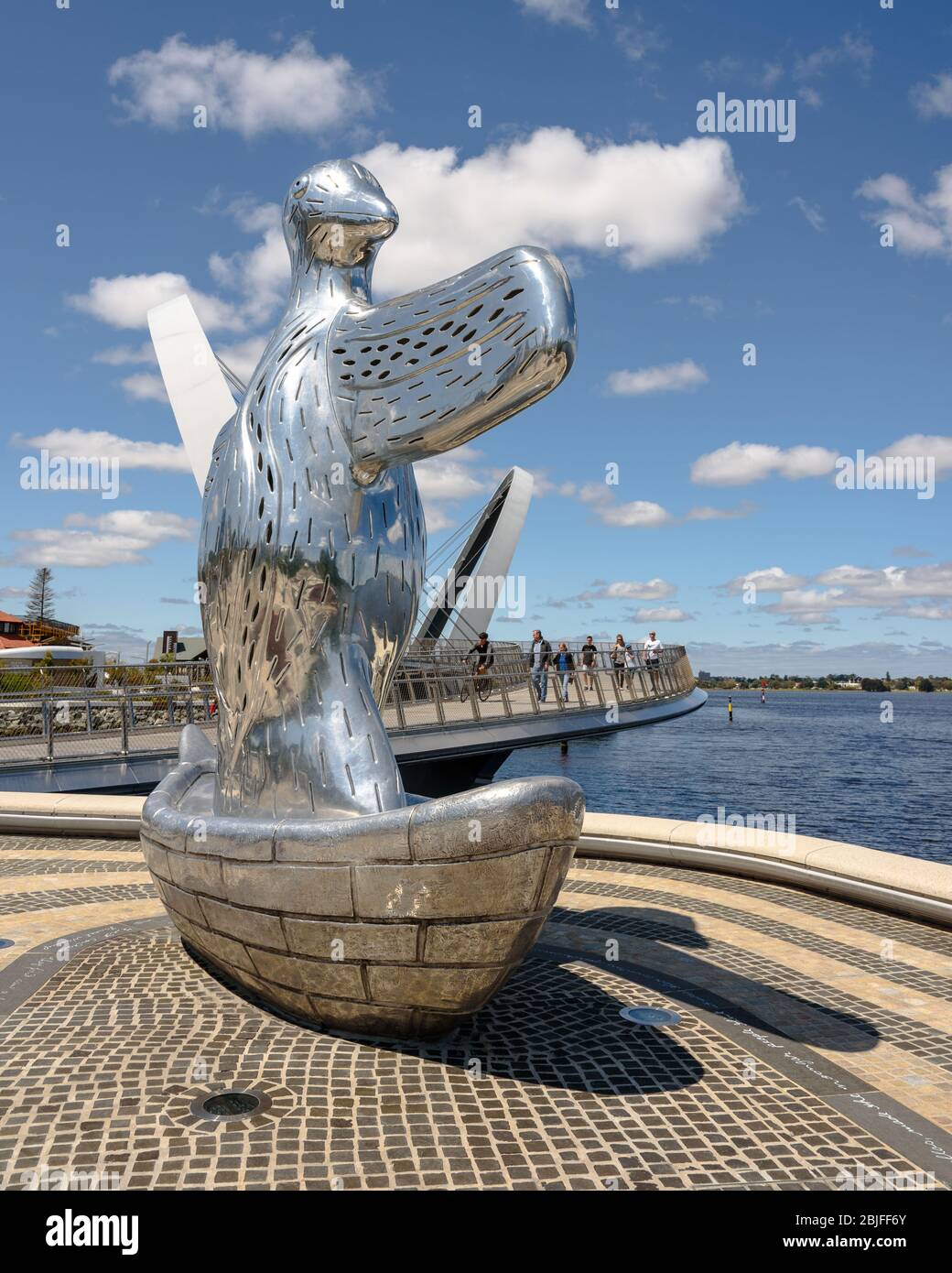 Laurel Nannup statua del primo contatto a Elizabeth Quay a Perth, Western Australia Foto Stock