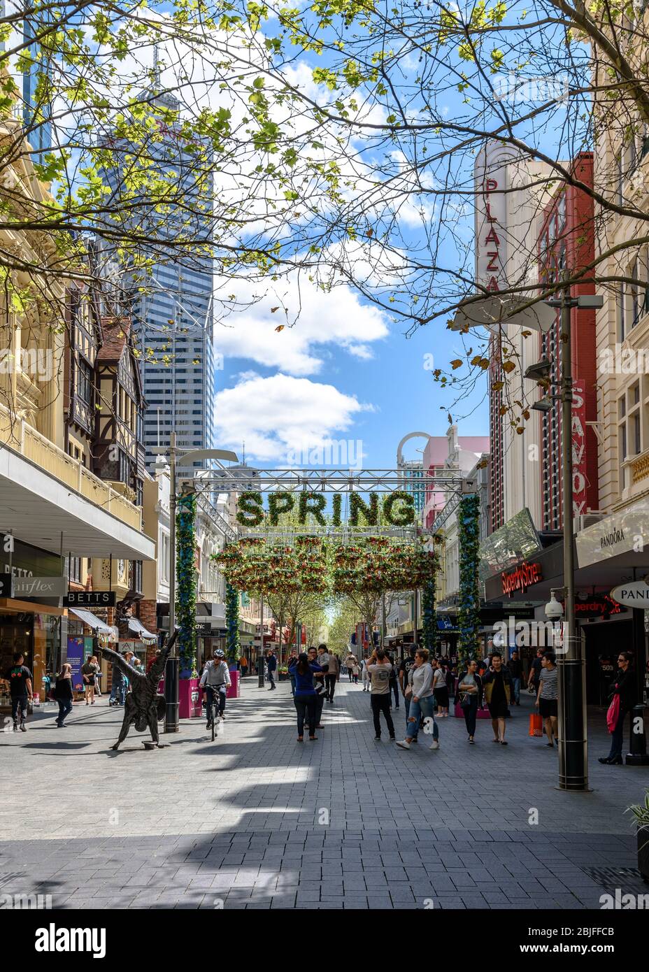 Shopping e turisti a Hay St a Perth, Australia Occidentale con decorazioni primaverili e la statua di Percy Button Foto Stock