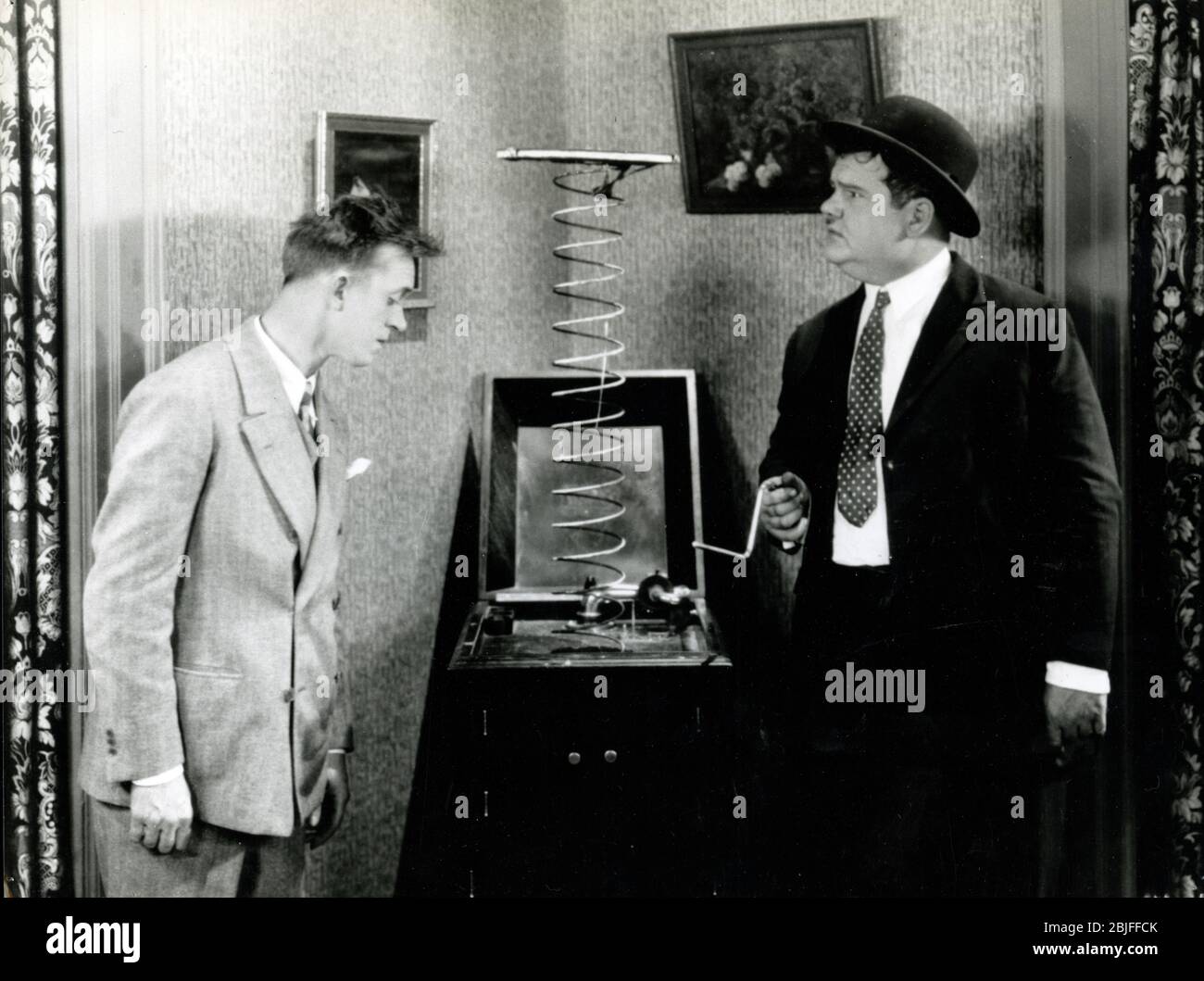 Laurel e Hardy con un giocatore di dischi rotto in una scena di un classico film comico. Foto Stock