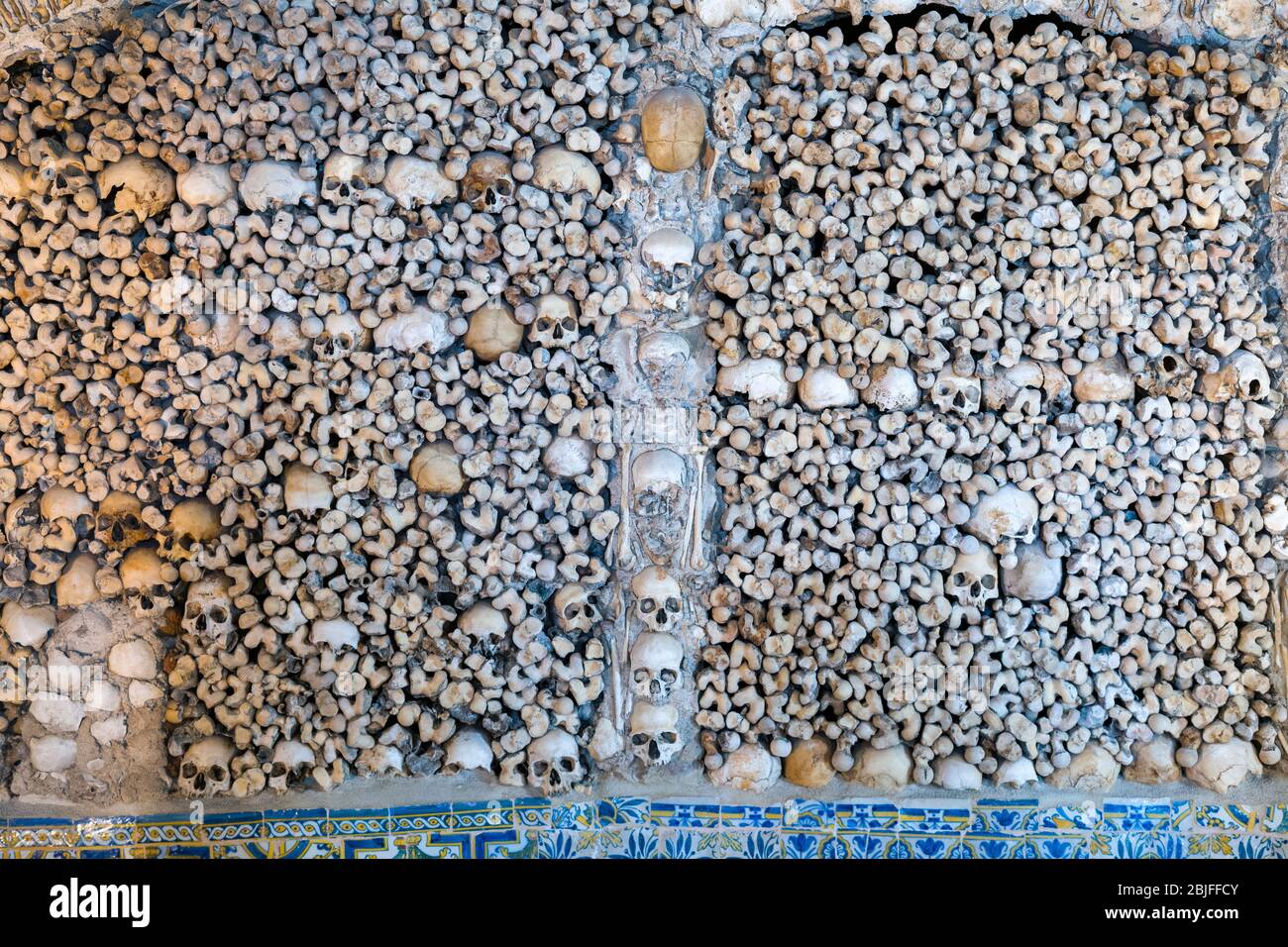 Migliaia di teschi e ossa umani nella Cappella delle ossa - Capela dos Ossos - nella Chiesa di San Francesco, Evora, Portogallo Foto Stock