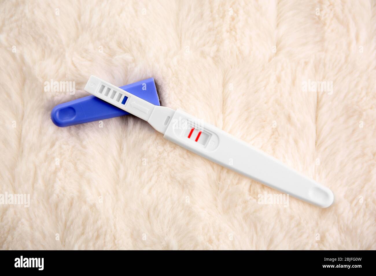 Test di gravidanza su sfondo soffice Foto Stock