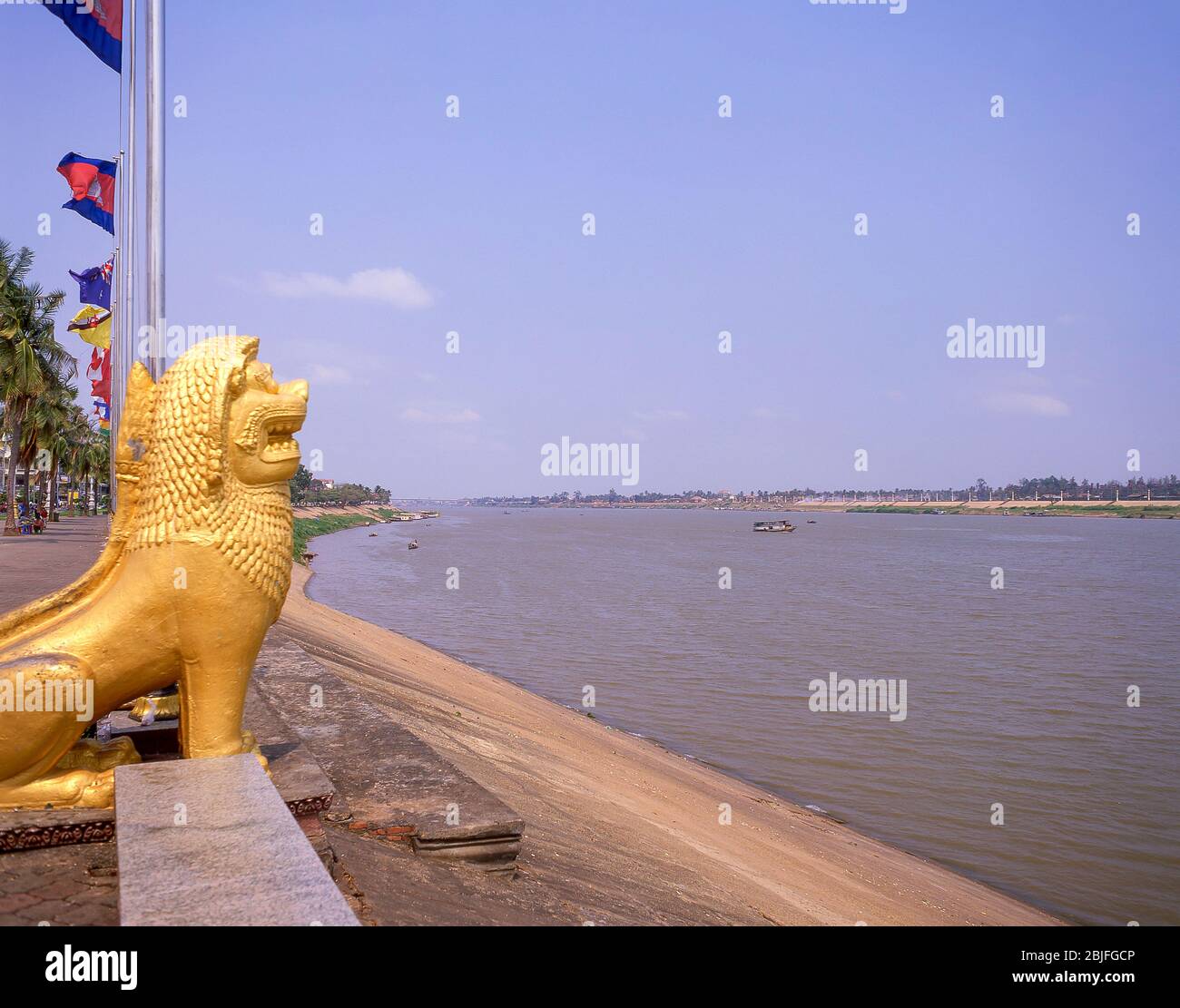 Fiume Tonle SAP da East Bank, Phnom Penh, Regno di Cambogia Foto Stock