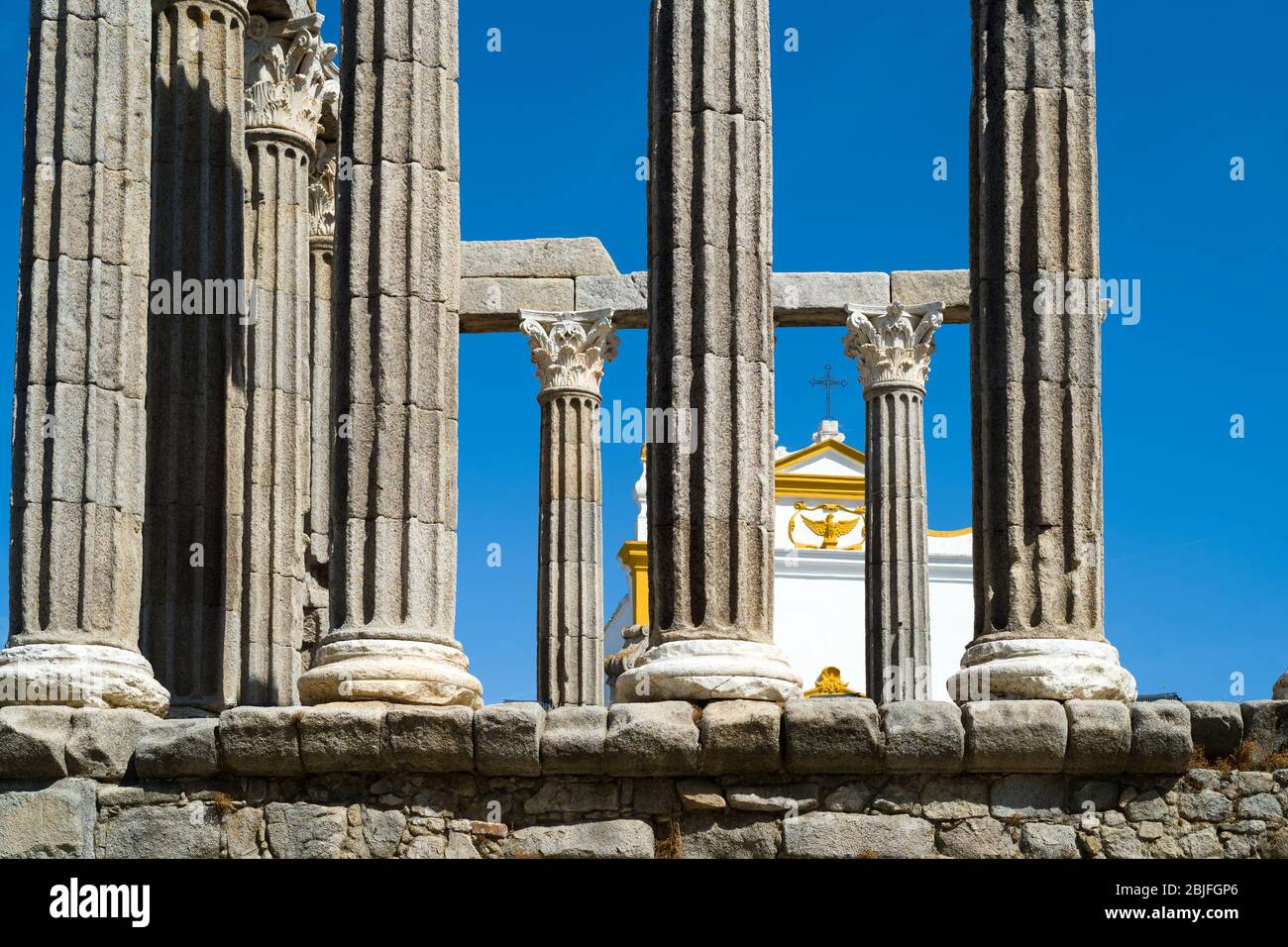 Tempio romano, il tempio di Diana, accanto alla Pousada Convento dos Loios de Evora in Portogallo Foto Stock