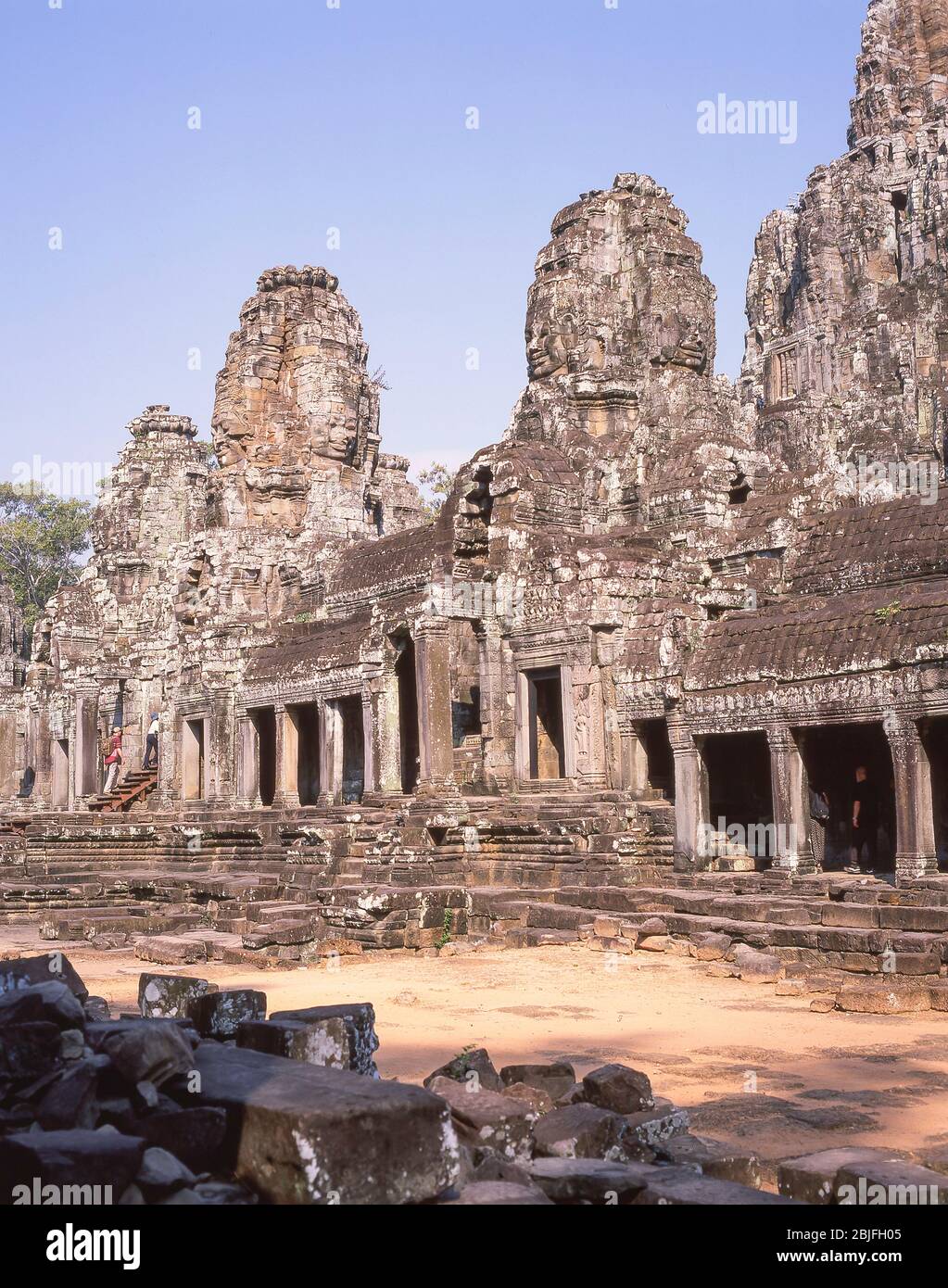 I corridoi e le torri di fronte di Bayon, terrazza superiore, il tempio di Bayon, Ankor Thom, Siem Reap, Regno di Cambogia Foto Stock