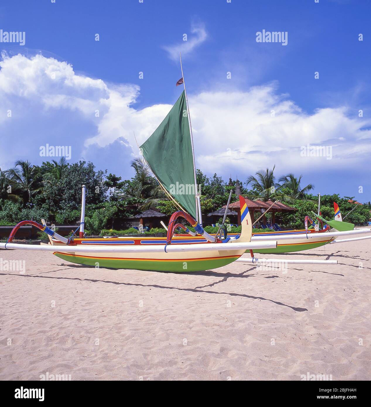 Jukung Outrigger barche a vela sulla spiaggia di Sanur, Sanur, Bali, Repubblica di Indonesia Foto Stock