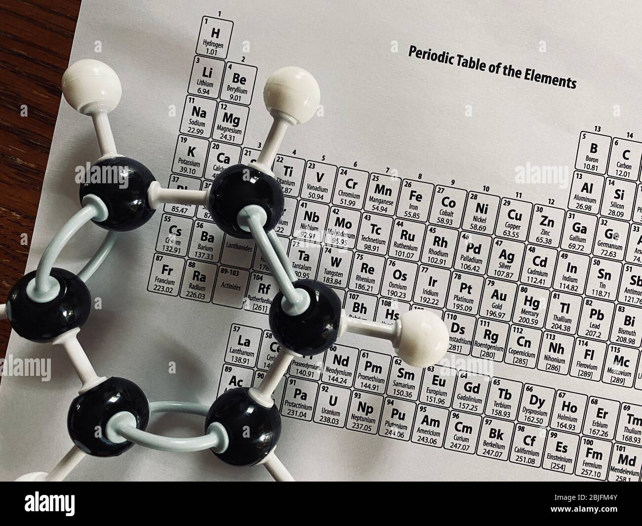 Modello molecolare del benzene (C6H6) con copia della Tavola periodica degli elementi Foto Stock