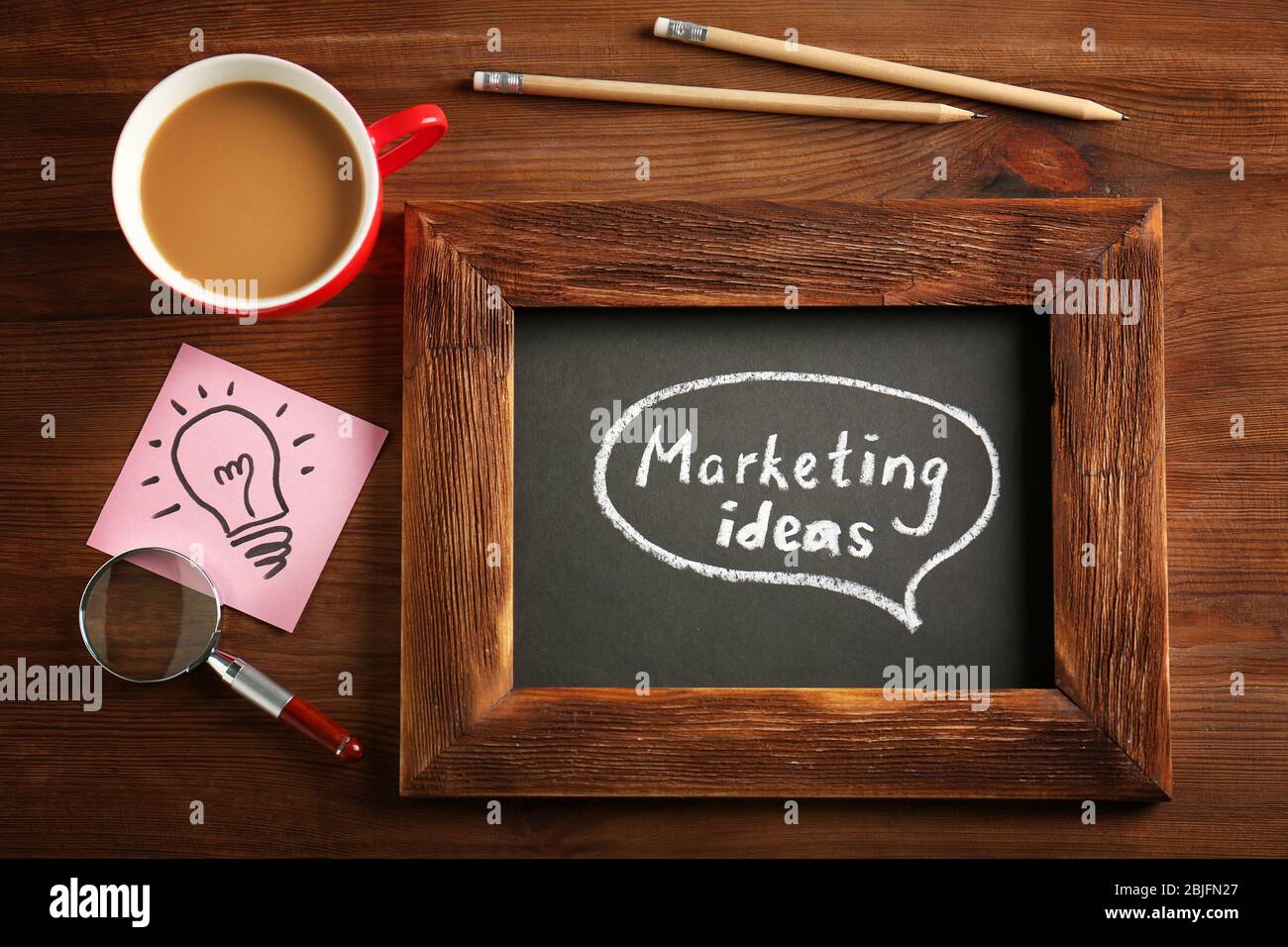 Testo "IDEE MARKETING" scritto sulla lavagna Foto Stock