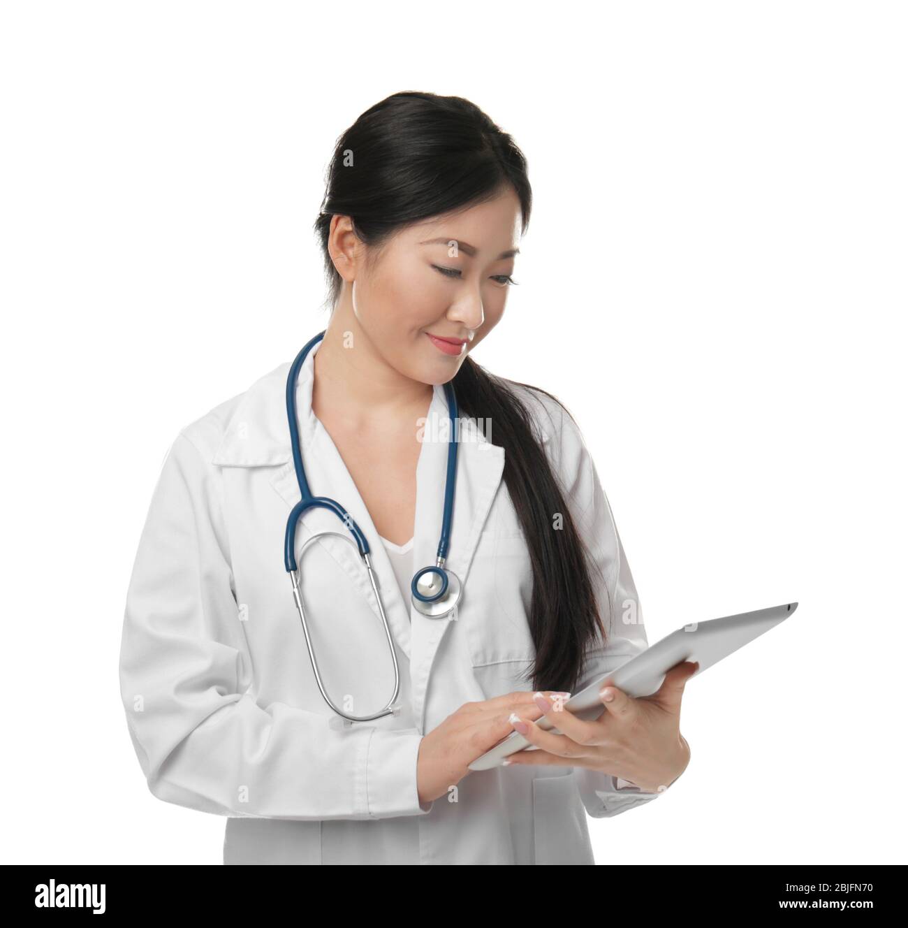 Un bel medico che lavora con un tablet pc su sfondo bianco Foto Stock