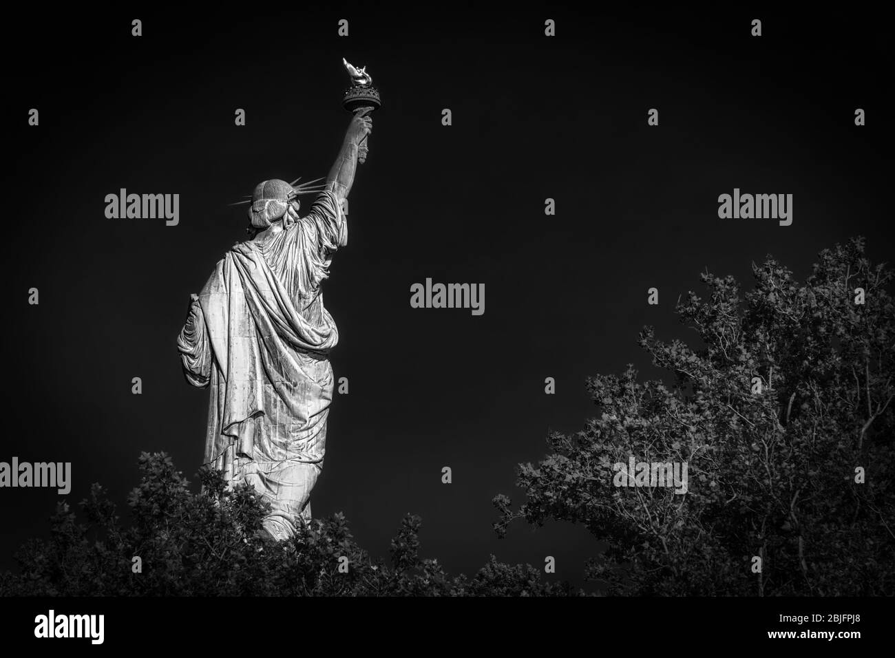 La vista da dietro la Statua della libertà a New York City. Foto Stock