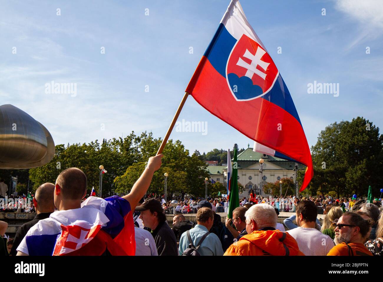 Bratislava, Slovacchia. 2019/9/22. Un uomo che sventola una bandiera slovacca durante una marcia per la vita. Foto Stock