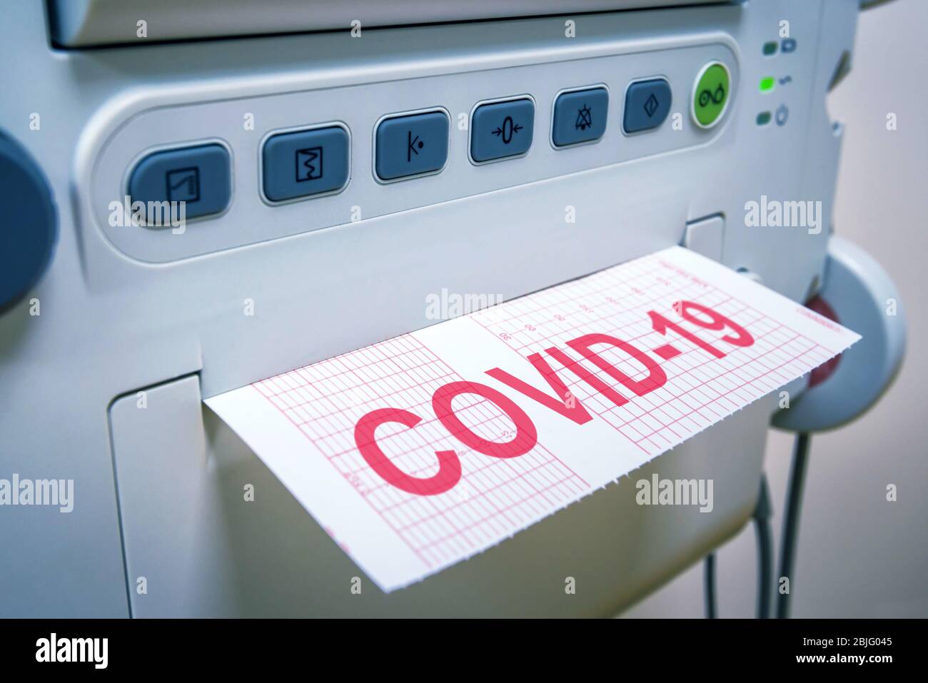 COVID-19 Coronavirus Concept, apparecchiatura medica per la diagnostica in ospedale o clinica, macchina e carta con iscrizione COVID. Trattamento e cura du Foto Stock