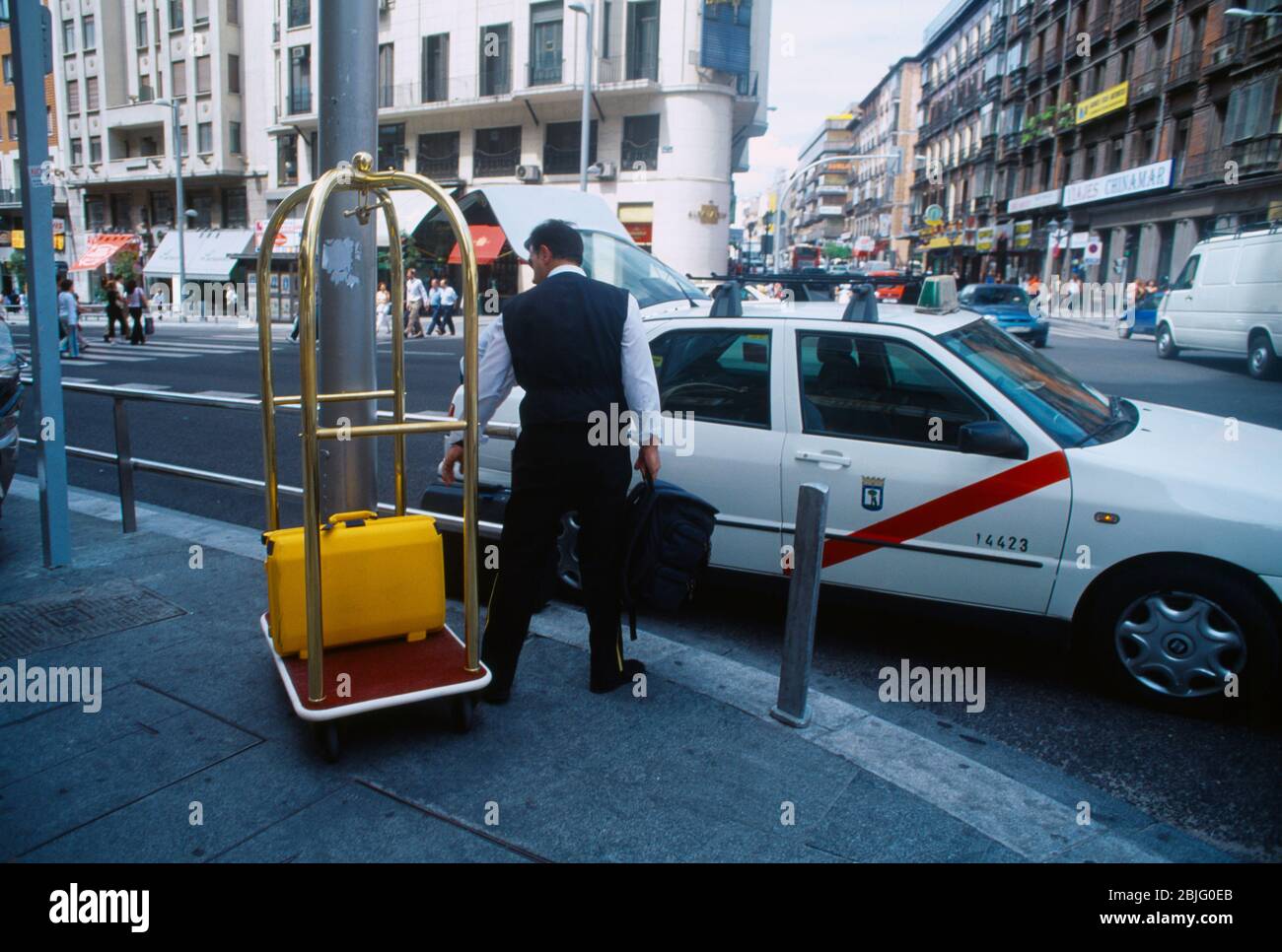 Madrid Spagna Gran Via Emperador Hotel Bellboy Caricamento valigie in taxi Foto Stock