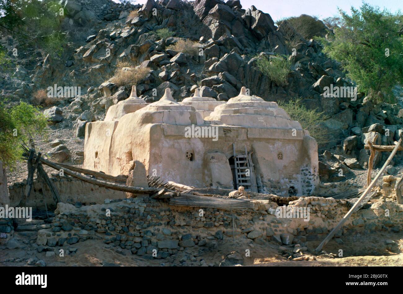Fujairah UAE al Bidyah Moschea 15 ° secolo la più antica moschea funzionante Negli Emirati Arabi Uniti con tetto a quattro cupola Foto Stock