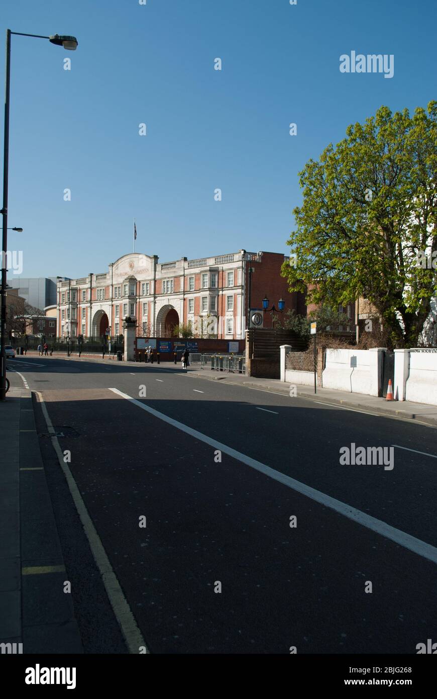 Architettura barocca inglese Sir Oswald Stoll Foundation 446 Fulham Road, London, SW6 1DT di Inigo R. Tasker Foto Stock