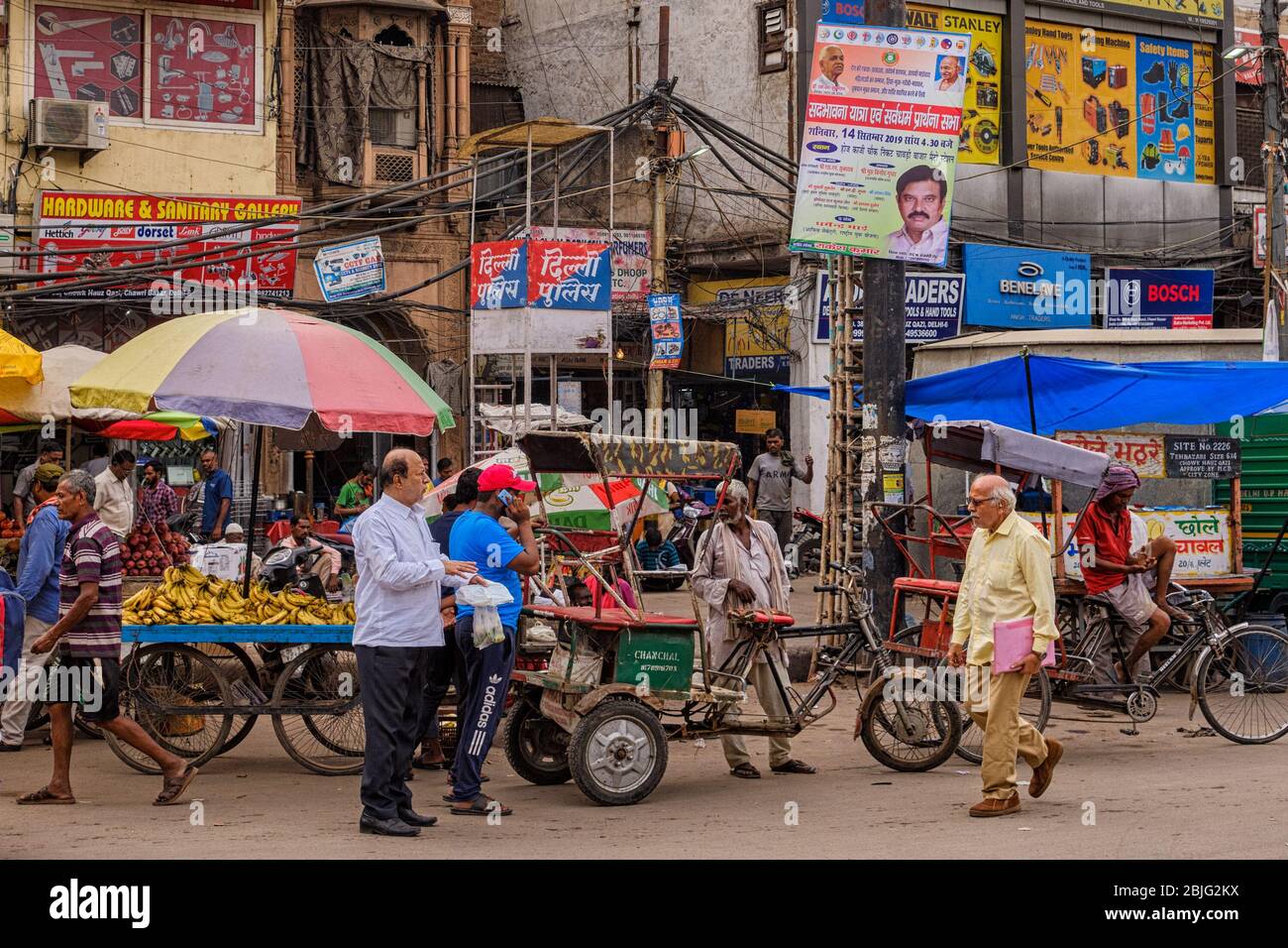 New Delhi / India - 19 settembre 2019: Chandni Chowk, zona commerciale trafficata a Old Delhi con bazar e strade strette colorate Foto Stock