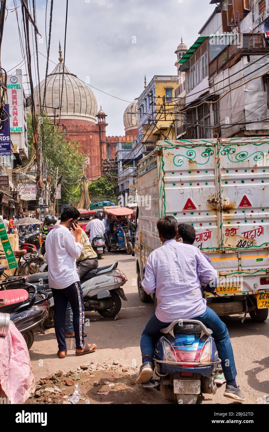 New Delhi / India - 19 settembre 2019: Traffico occupato nelle strette strade di Chandni Chowk a Old Delhi con Jama Masjid moschea sullo sfondo Foto Stock