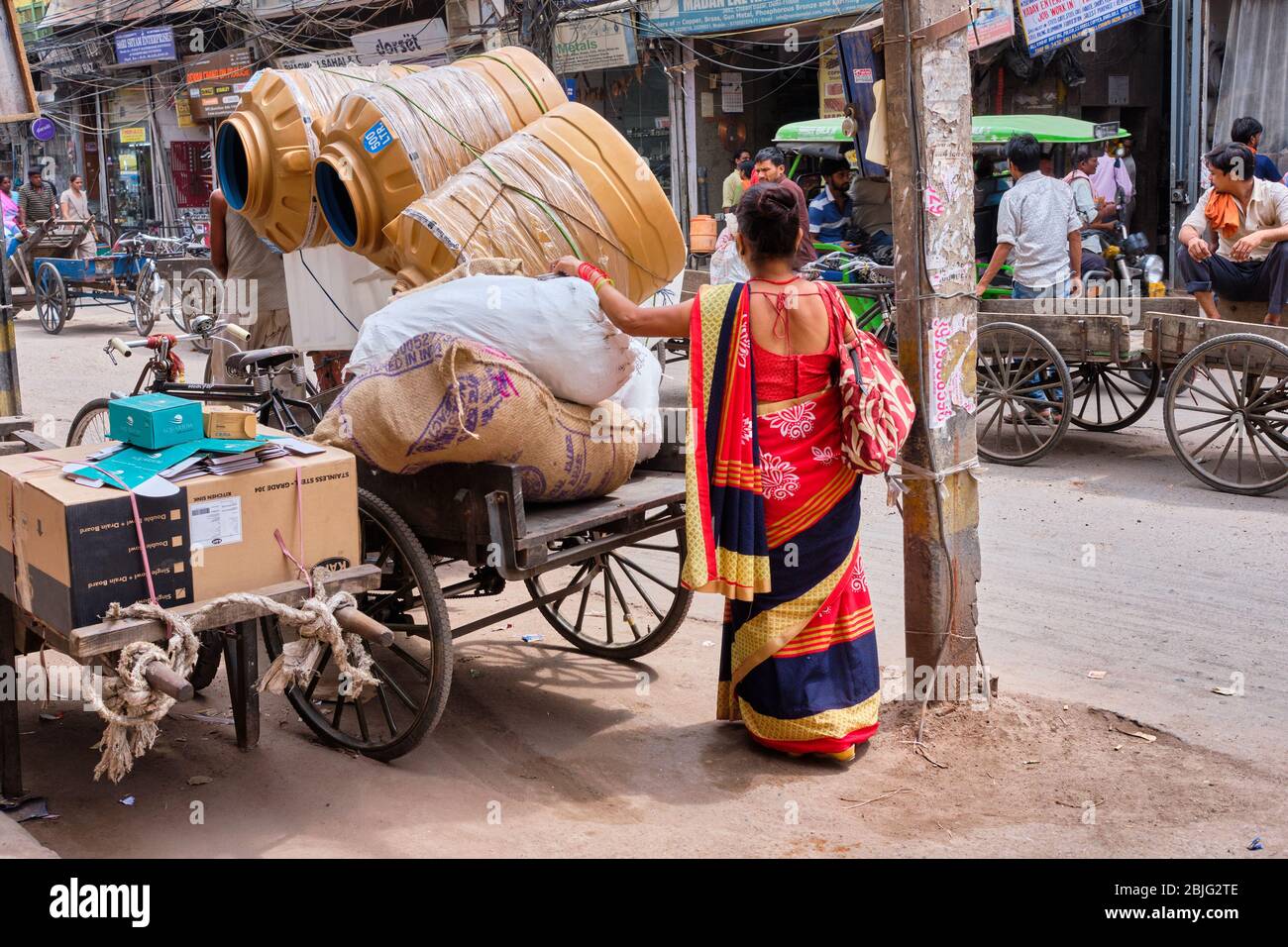 New Delhi / India - 19 settembre 2019: Donna indiana in variopinto sari a Chandni Chowk, una tradizionale zona commerciale a Old Delhi, India Foto Stock