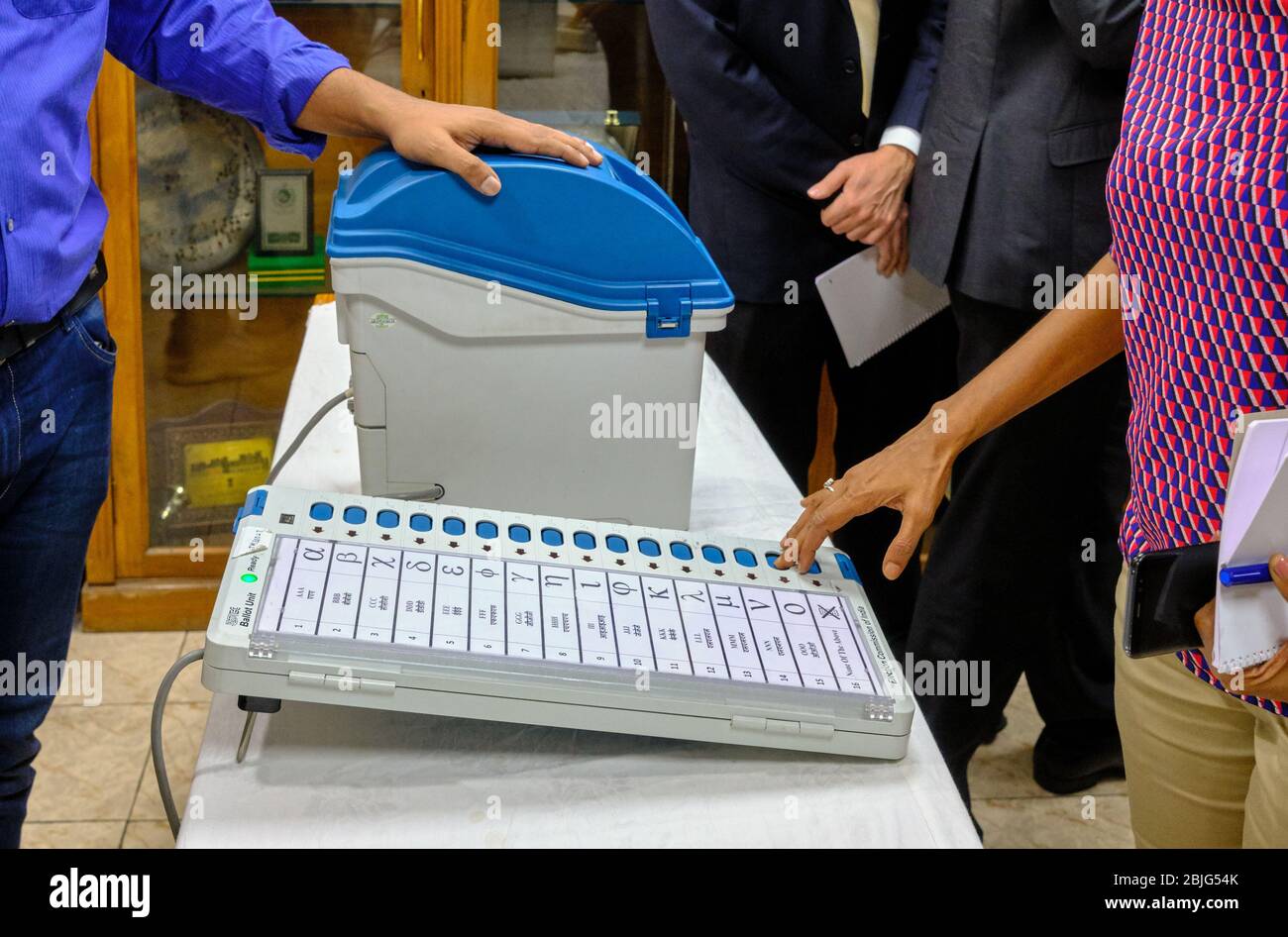 New Delhi / India - 20 settembre 2019: Urna unità di votazione della macchina di votazione elettronica a registrazione diretta (DRE) utilizzata per le elezioni generali indiane, Electio Foto Stock