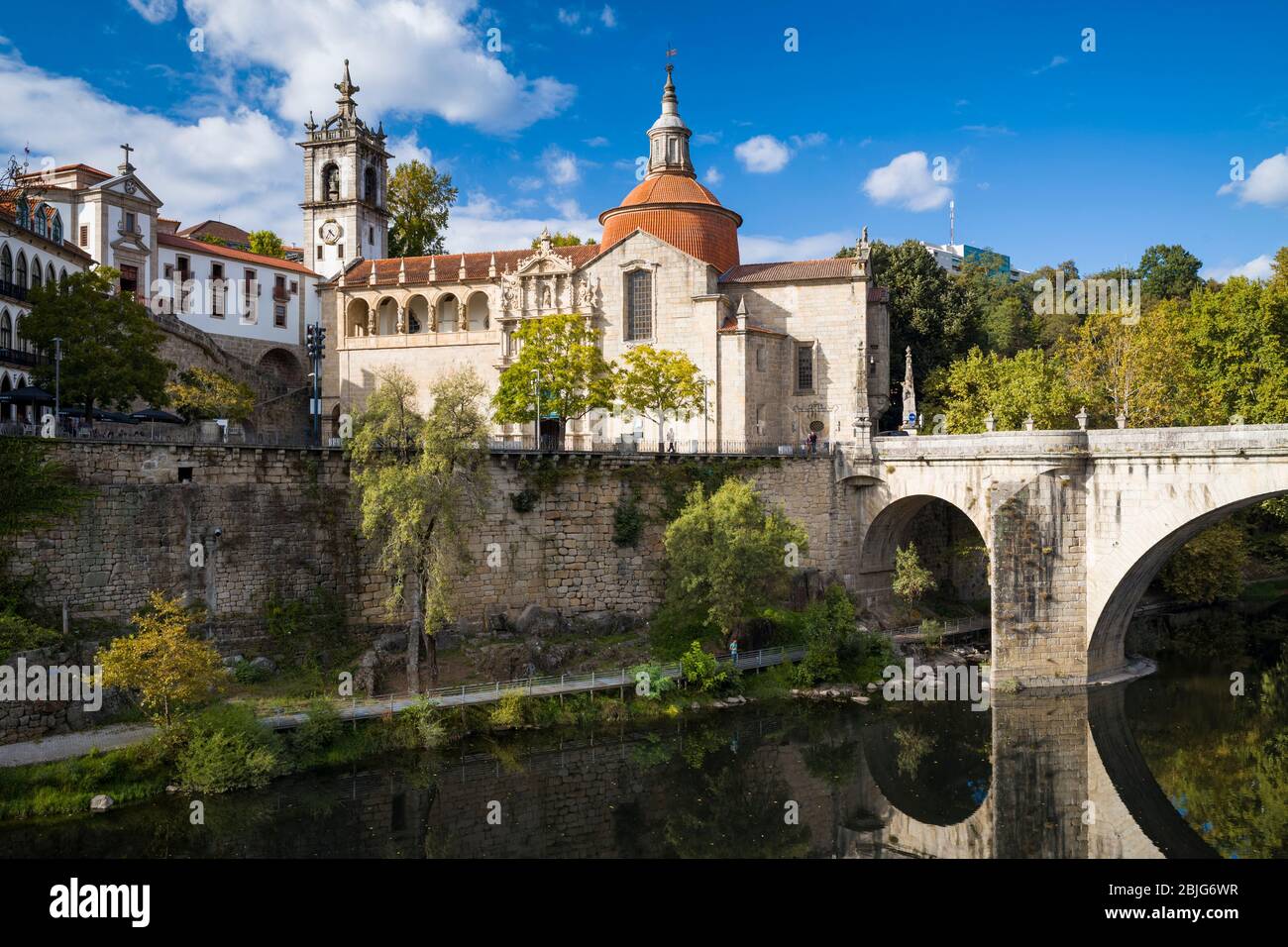 Igreja de Sao Goncalo 16 ° secolo Manueline (barocco) cattedrale e ponte sul fiume Tamega ad Amarante, Portogallo Foto Stock