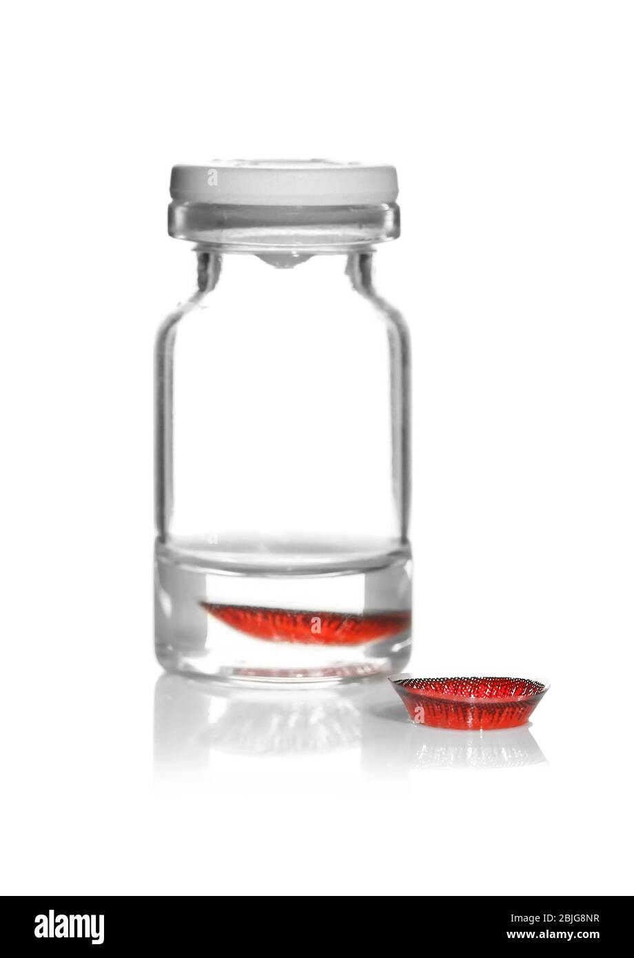 Flacone in vetro con lenti a contatto rosse su sfondo bianco Foto Stock