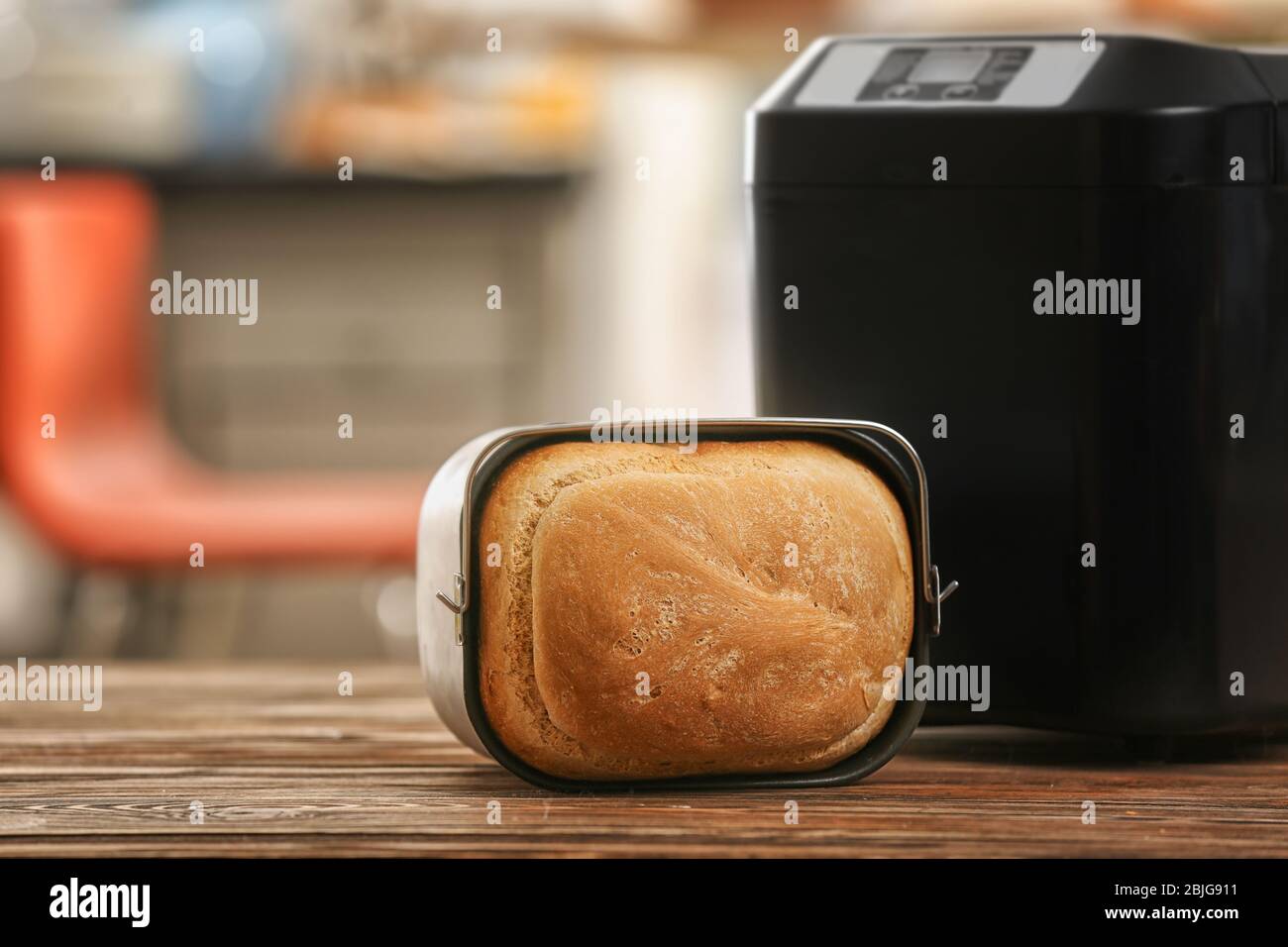 Gustoso pane e macchina per il pane a tavola Foto Stock