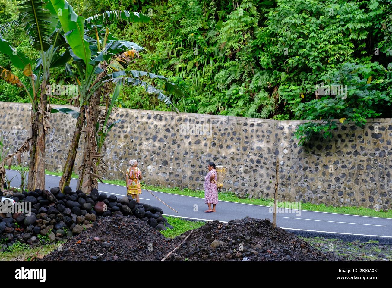 Ternate Indonesia - strada principale Batu Angus Street intorno all'isola Foto Stock