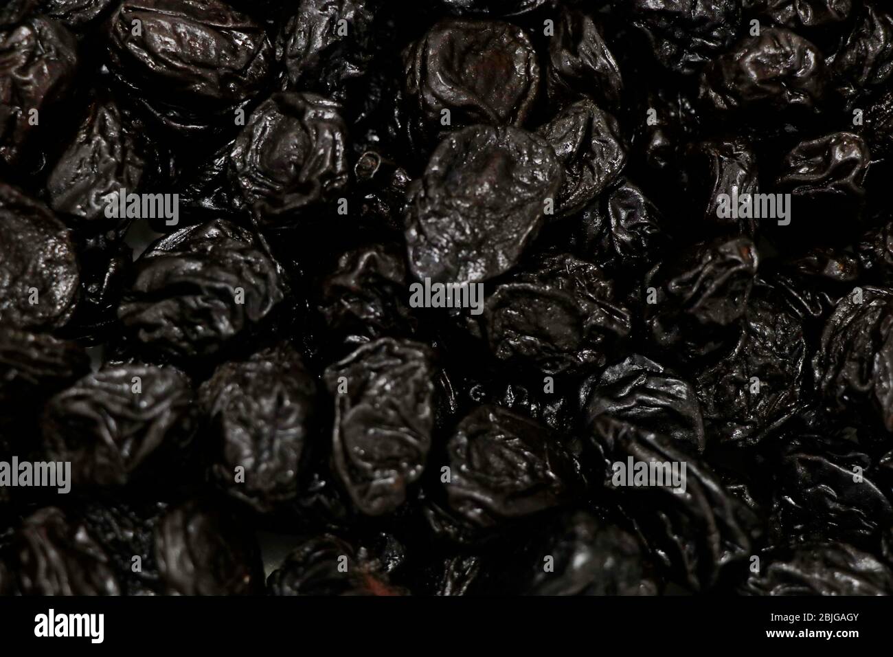 Sfondo di deliziose prugne secche. Consistenza del cibo. Primo piano Foto Stock