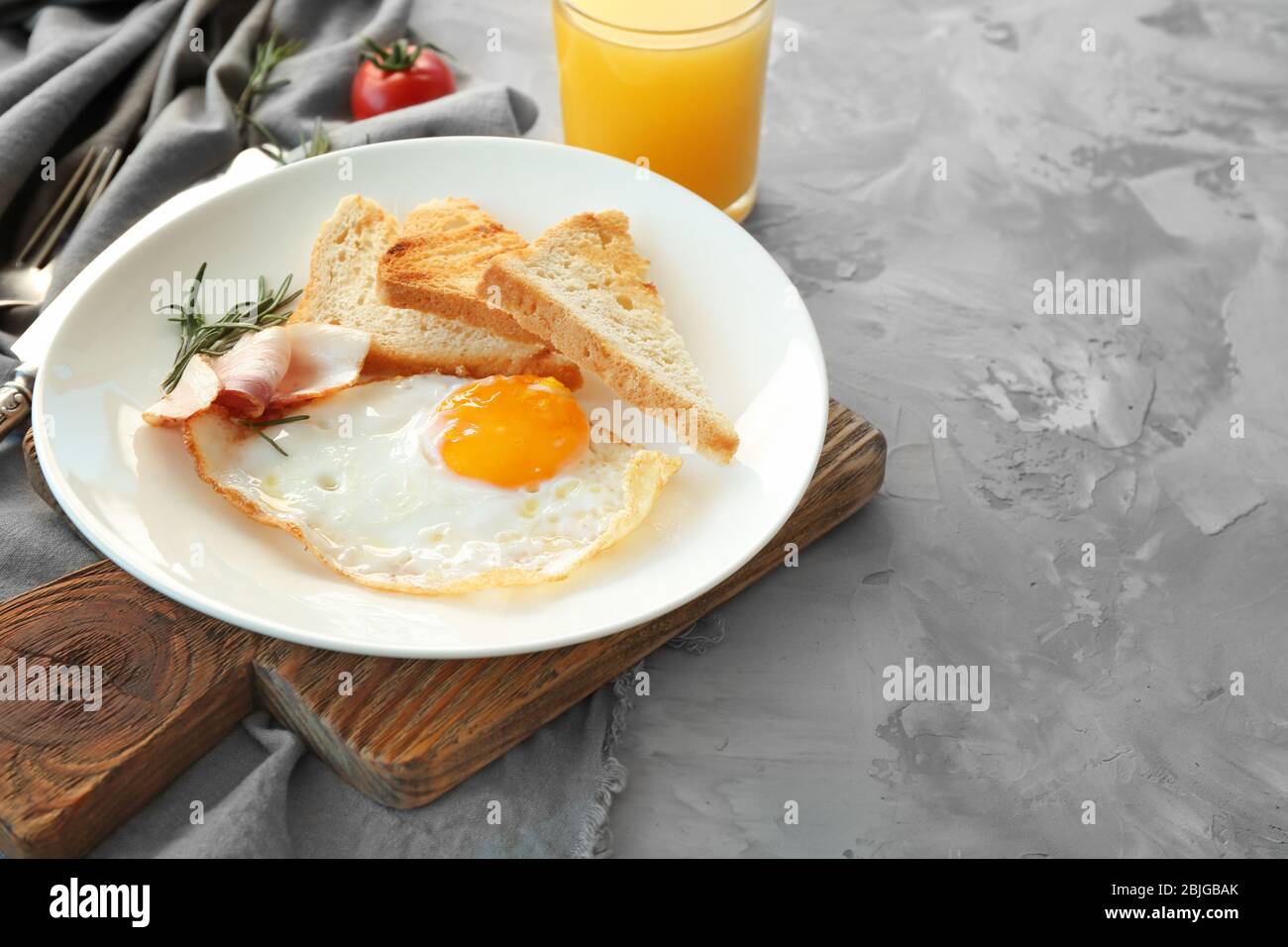 Gustosa e nutriente colazione con uova fritte sul tavolo Foto Stock