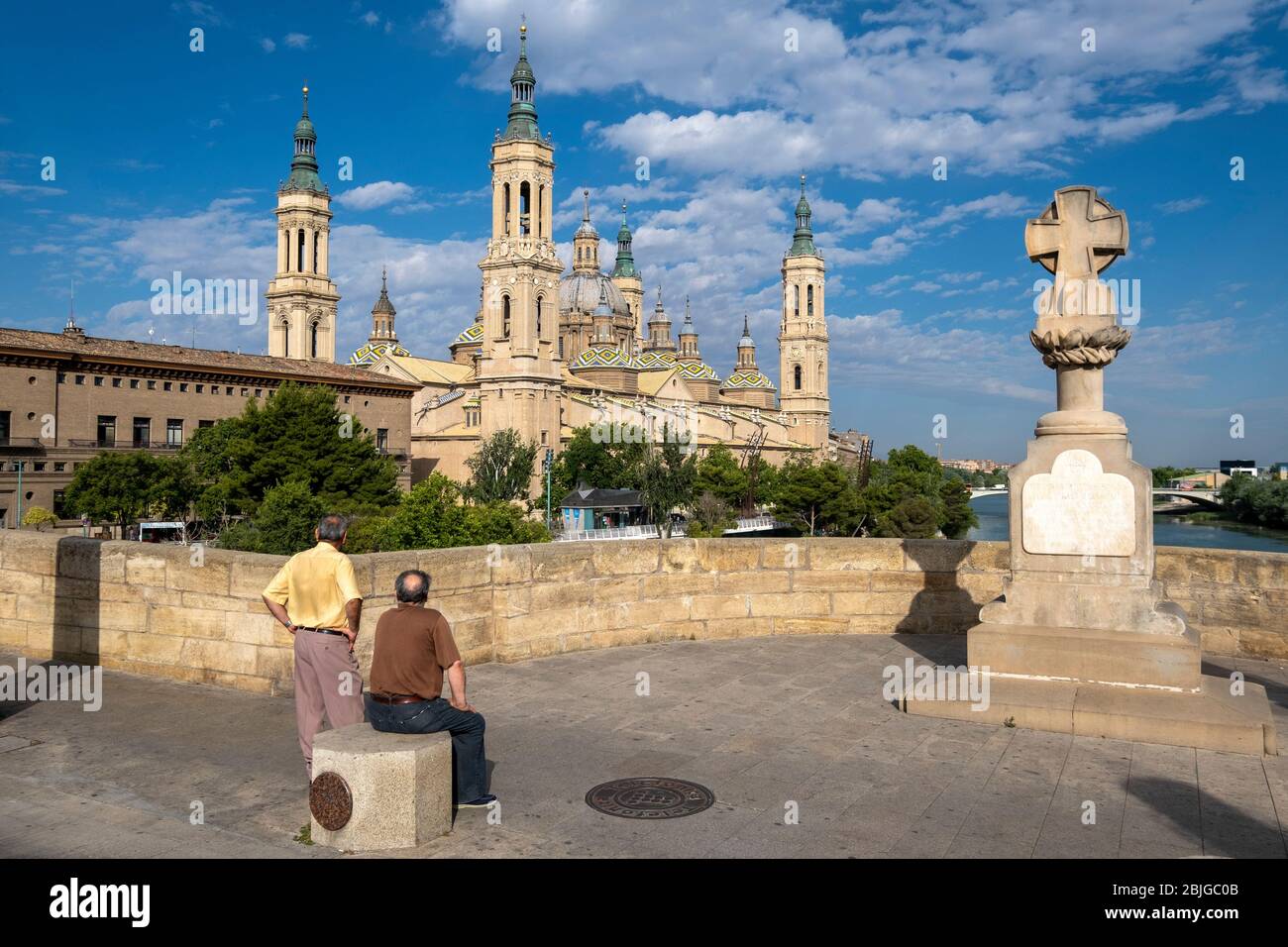 Cattedrale-Basilica di nostra Signora del pilastro, nota come Basílica de Nuestra Señora del Pilar, dall'antico ponte di Piedra in pietra a Saragozza, Spagna Foto Stock