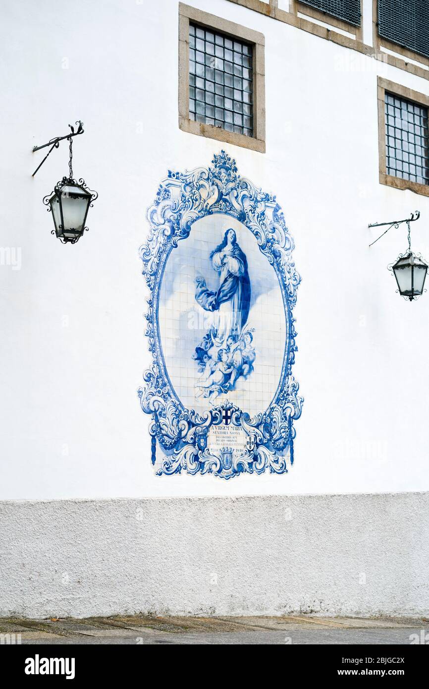 Piastrelle in ceramica blu e bianco azulejos della Chiesa Convento di Carmo a Guimares nel Portogallo del Nord Foto Stock