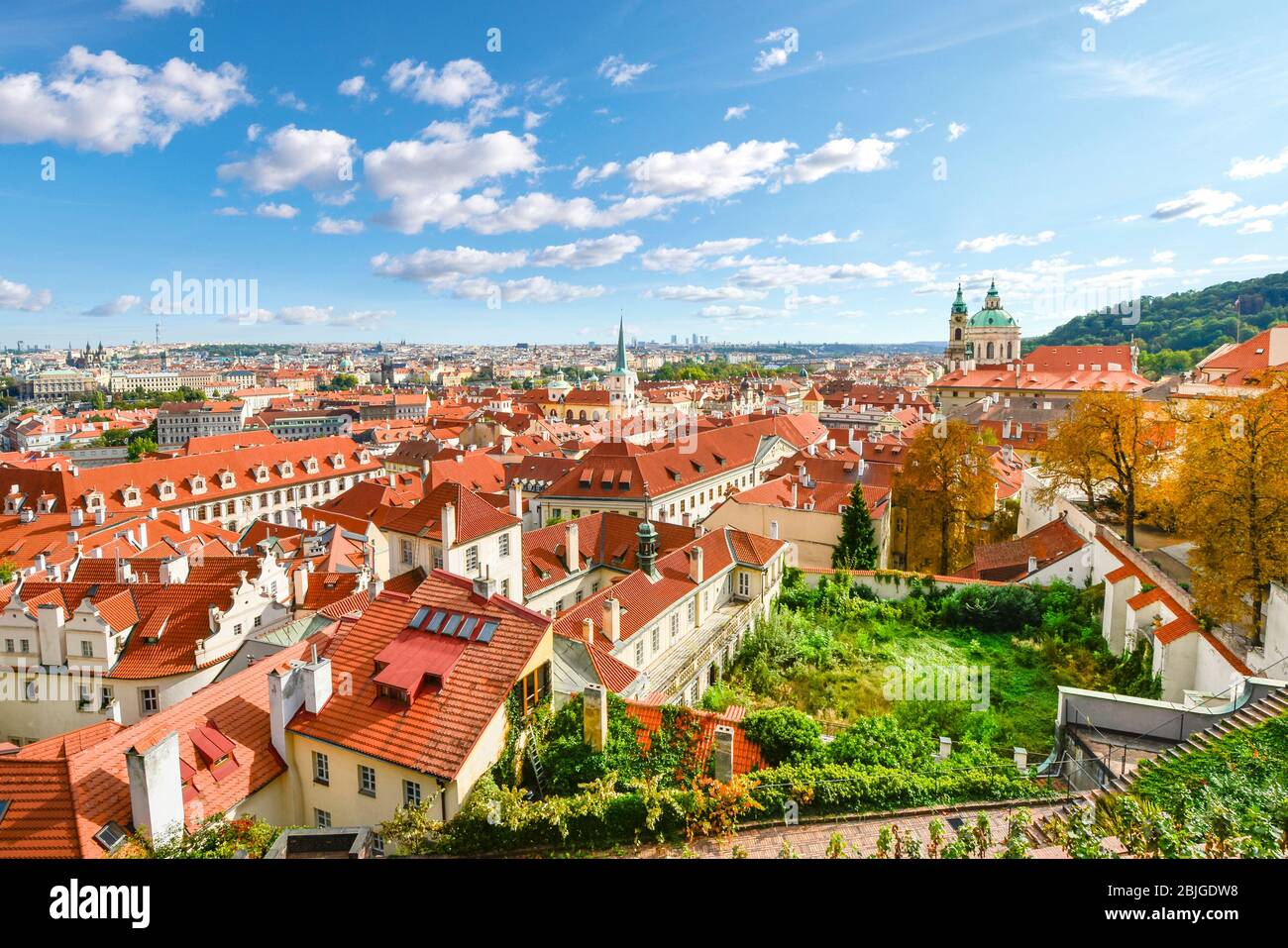 Vista di Praga, tra cui Mala Strana o la città minore, parti della città vecchia, il fiume Moldava e i tetti rossi dal complesso del castello di Praga Foto Stock