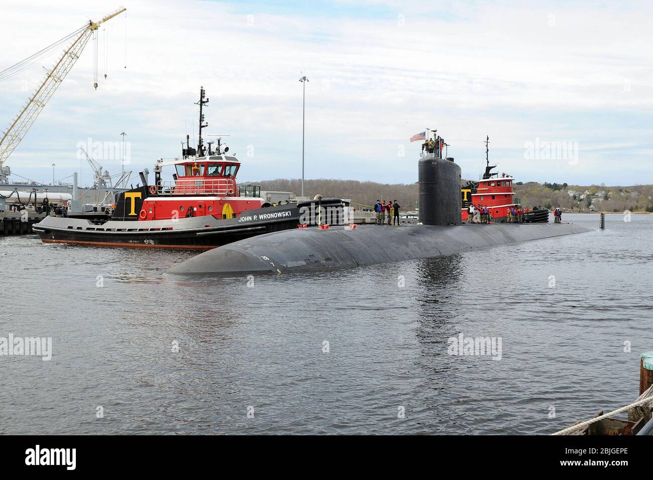 200423-N-ME396-1042 GROTON, Conn. (23 aprile 2020) USS Hartford (SSN 768) è guidata al molo presso il homeport del sottomarino della base sottomarina navale (SUBASE) New London da rimorchiatori assegnati dalla base. Hartford tornò a SUBASE New London dopo le operazioni regolarmente programmate. (STATI UNITI Navy Photo by Mass Communication Specialist 2 ° Classe Tristan B. Lotz/rilasciato) Foto Stock