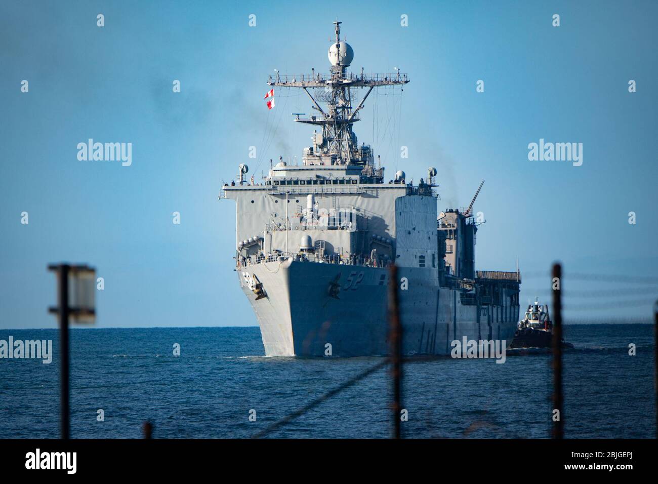 USS Pearl Harbor (LSD 52) arriva in stazione presso NSWC PHD, aprile 13 per la valutazione e la formazione dei sistemi di combattimento. Prende il nome dall'attacco a Pearl Harbor il 7 dicembre 1941, USS Pearl Harbor è una nave anfibia di atterraggio per ormeggio di classe Harper's-Ferry commissionata nel maggio 1998 e portata a casa a San Diego, California. (STATI UNITI Navy Photo di Dana Rene White/ rilasciato) Foto Stock