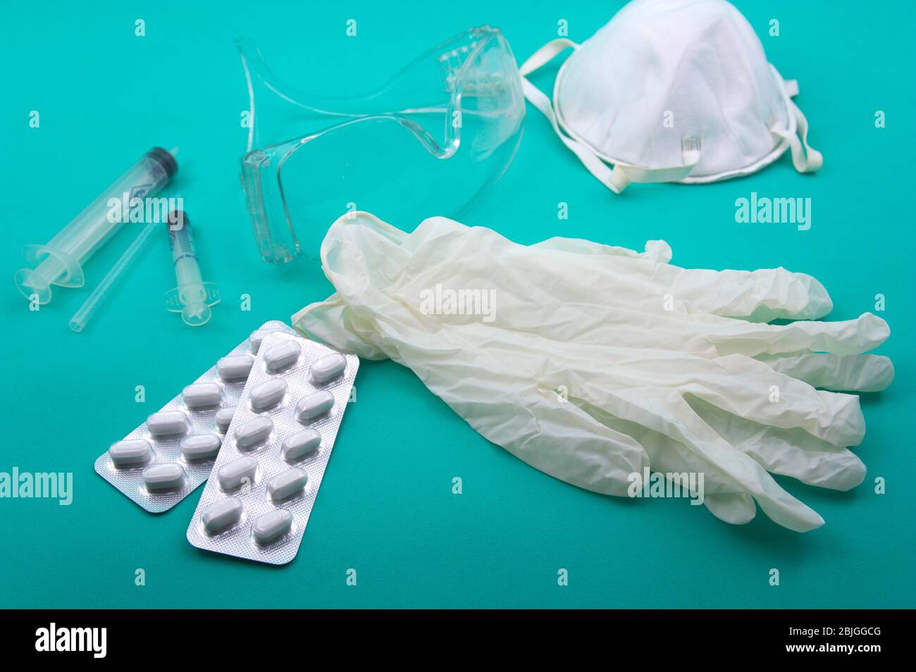 Vari materiali di protezione della salute personale, come guanti, maschera, medicinali, siringhe e occhiali protettivi Foto Stock