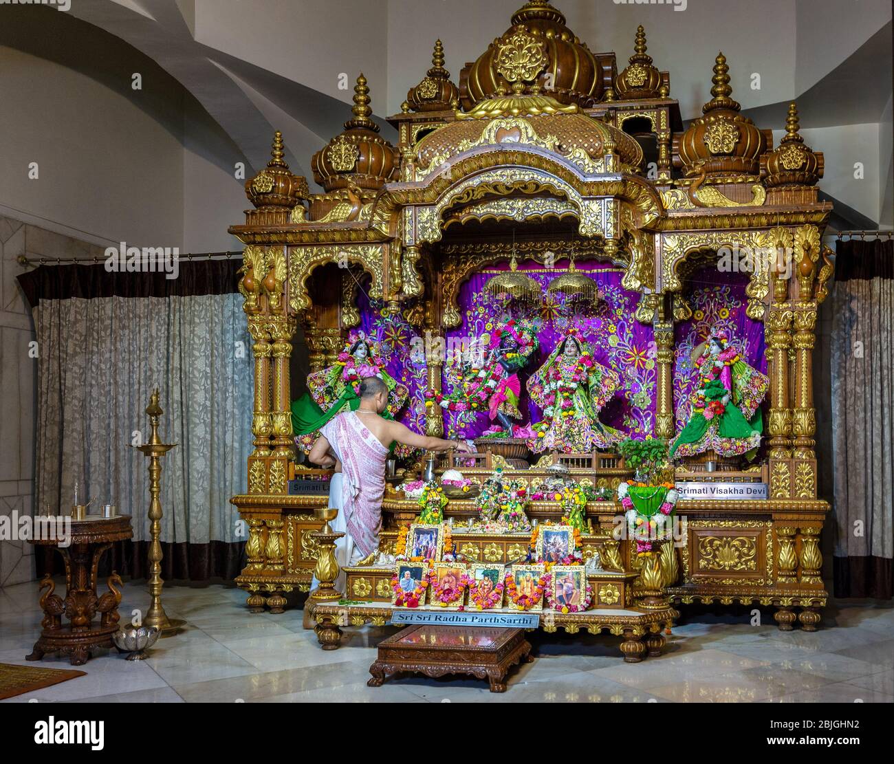 Delhi / India - 2 ottobre 2019: Il santuario di Radha Parthasarathi a ISKCON Delhi il tempio indù di Signore Krishna, Nuova Delhi, India Foto Stock