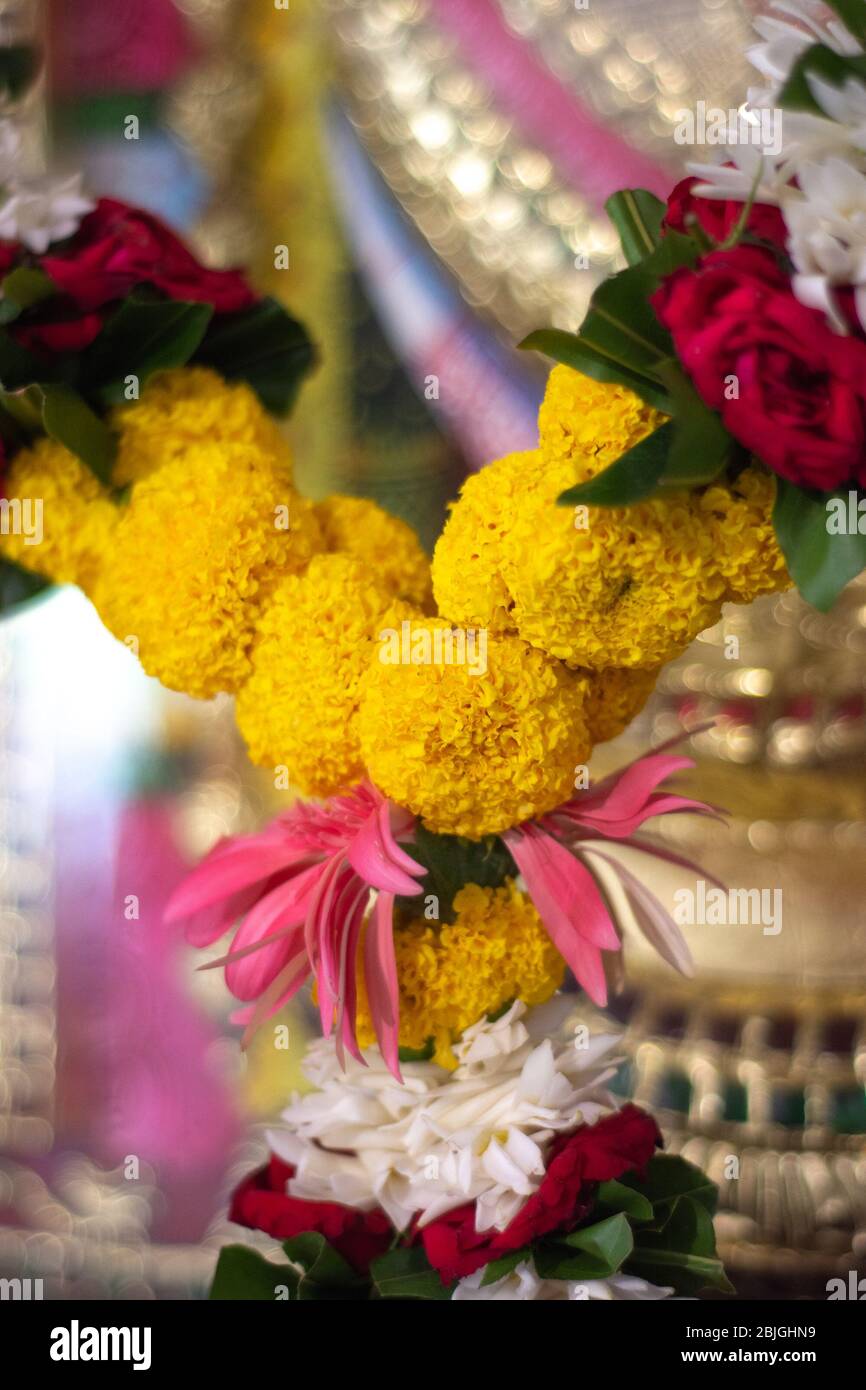 Garland dei fiori, corona decorativa di fiori, al tempio indù di Nuova Delhi, India Foto Stock