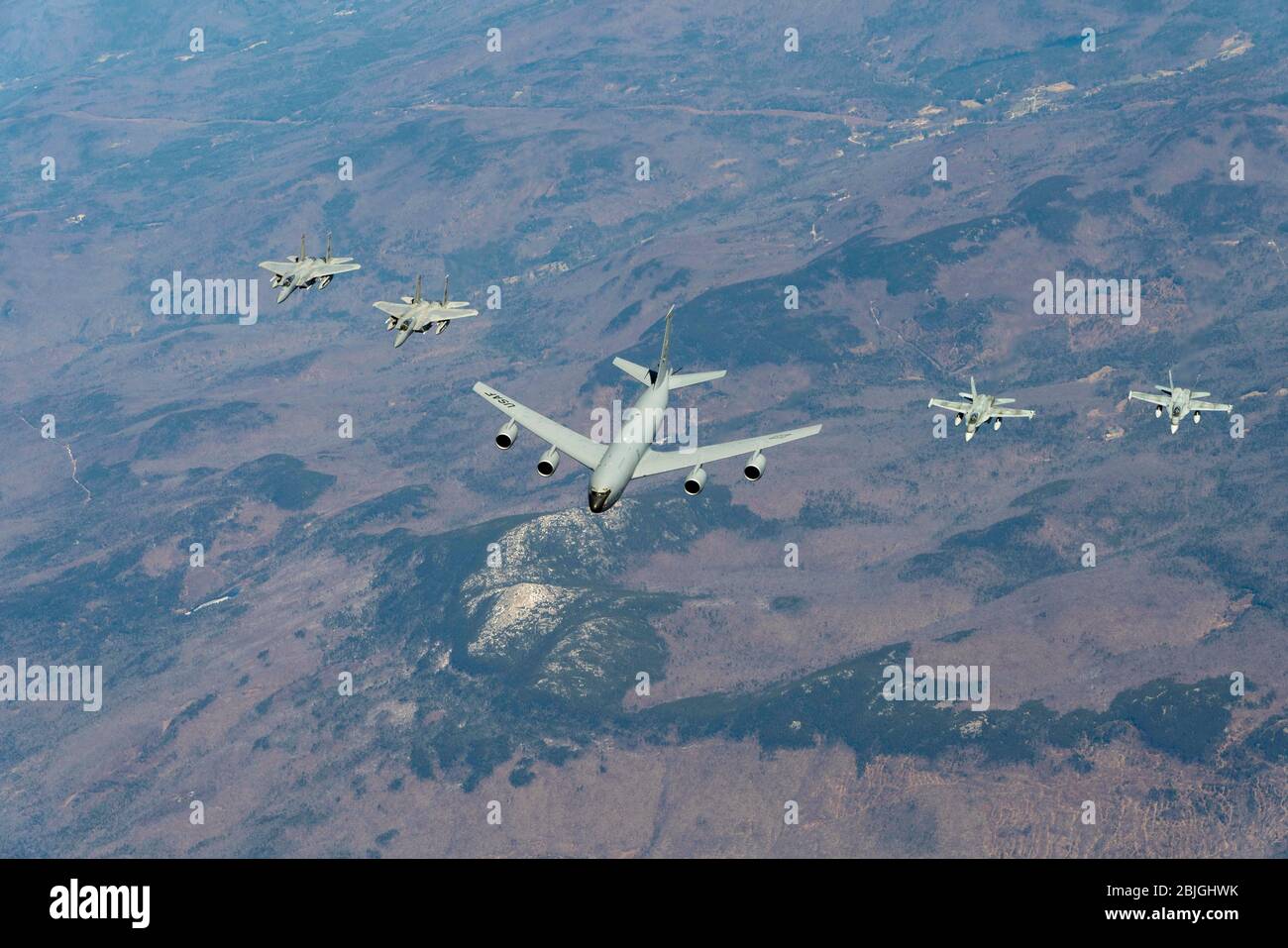 I combattenti della U.S. Air Force F-15 hanno fatto un volo dalla 104a Fighter Wing della Massachusetts Air National Guard, E Royal Canadian Air Force CF-18 caccia jet da 3 Wing, Bagotville, Quebec volare in formazione con una Pennsylvania Air National Guard KC-135 Stratotanker dalla 171st Air Refuel Wing durante una continentale Stati Uniti Nord America Aerospace Defence Command Region e canadese NORAD Region dimostrazione transfrontaliera, 23 aprile 2020. L'equipaggio e i membri della Air National Guard e della Royal Canadian Air Force hanno esercitato abilità tattiche-intercept in un esercizio di difesa aerea progettato per rafforzare l'interoperabilità Foto Stock