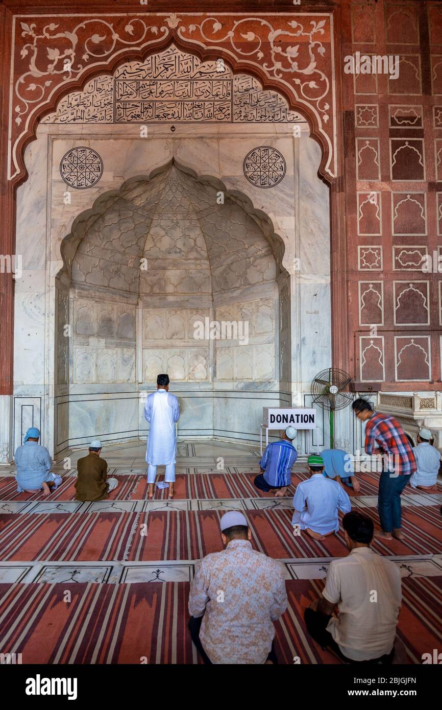 Delhi / India - 2 ottobre 2019: Persone che pregano nella Masjid e Jahan Numa, Jama Masjid moschea a Old Delhi, una delle più grandi moschee in India Foto Stock