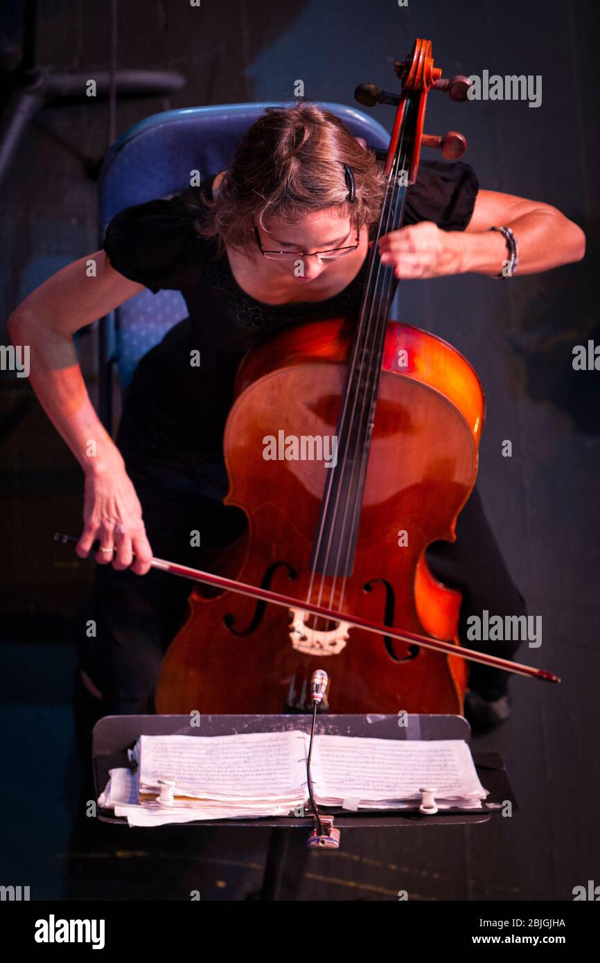 Vista dall'alto del violoncellista (modello rilasciato) che si esibisce in orchestra classica. Foto Stock
