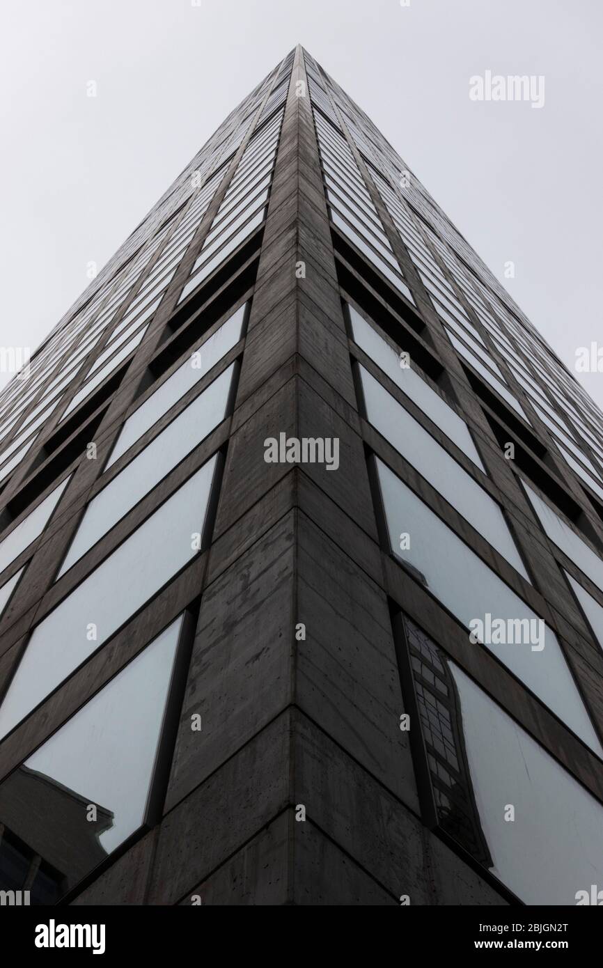 Vista astratta a griglia continua e in prospettiva guardando un grattacielo di New York Foto Stock
