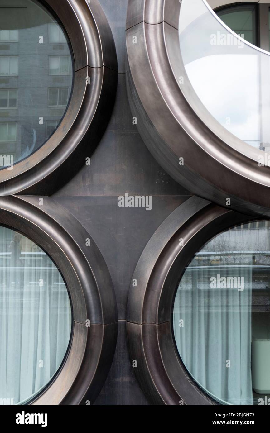 geometria di cerchi e ovali in metallo e vetro edificio Foto Stock